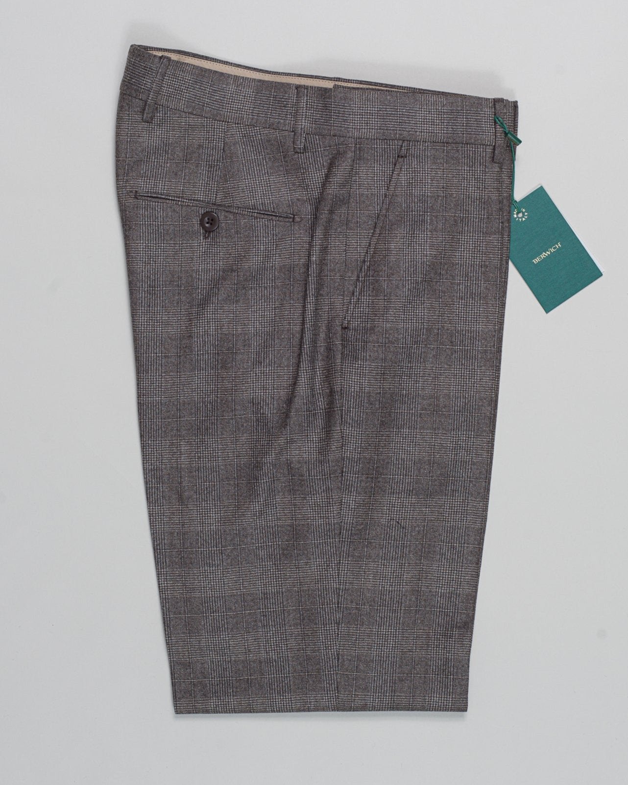 Model: Sauma20
Flat front
Front pockets: slanted
Belt loops
3,5cm Turn ups
Article: mz1875
Color: Brown
Composition: 100% Virgin wool natural stretch
Made in Martina Franca, Italy Berwich Prince of Wales Flannel Trousers / Brown