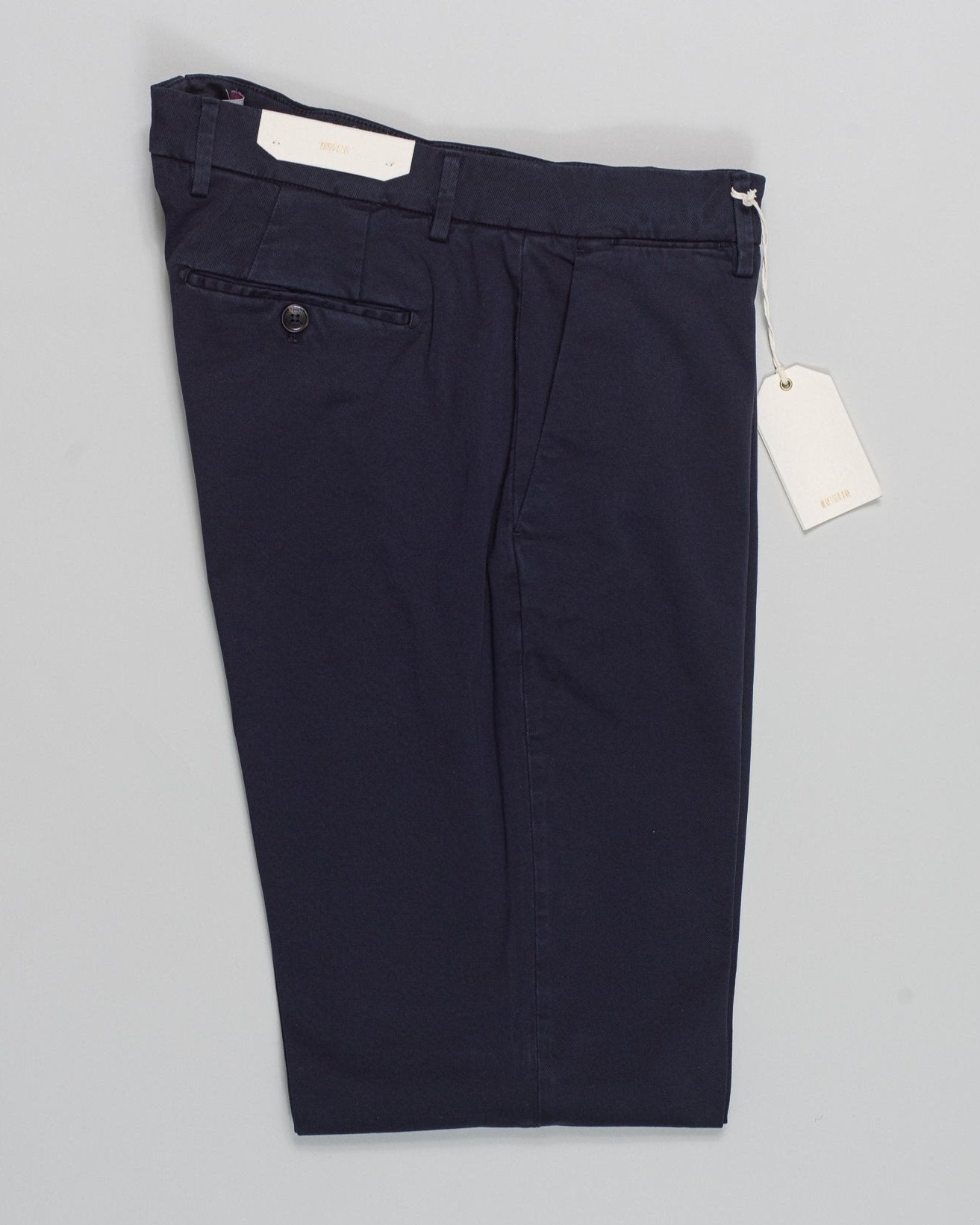 Article: 424008
Color: Navy / 11
Composition: 97% Cotton 3% Spandex
Flat front
Slanted side pockets
Beltloops
Beautiful color and broken in look and feel achieved by Garment dying process
Regular fit
1/2 hem 20cm (Size 50)
Made in Naples, Italy Briglia Soho Garment Dyed Chinos / Navy