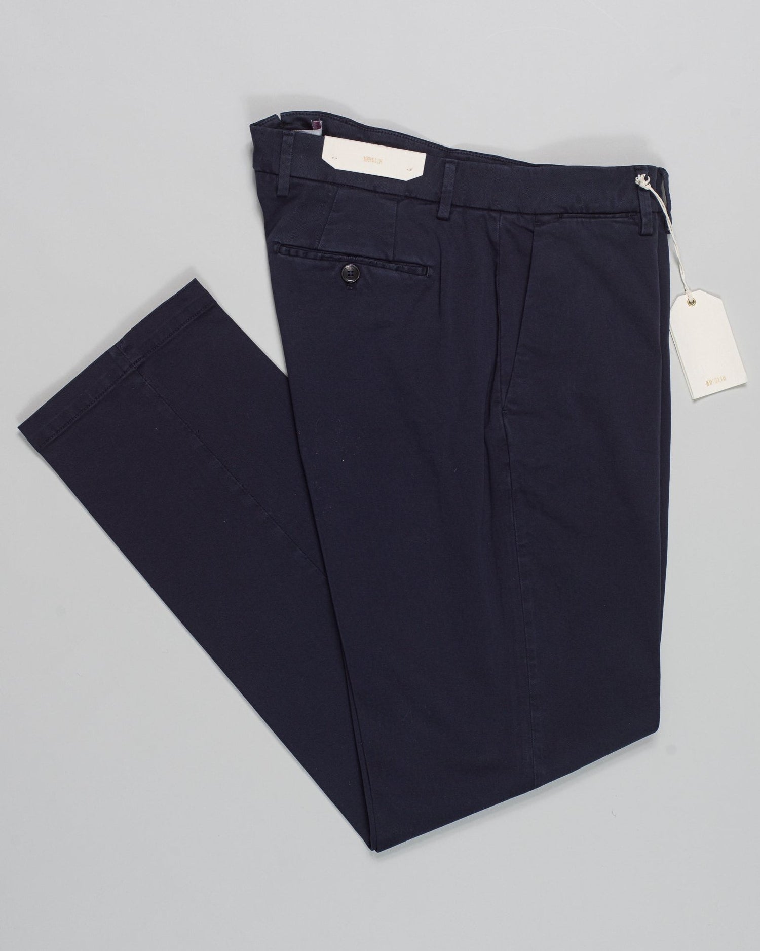 Article: 424008
Color: Navy / 11
Composition: 97% Cotton 3% Spandex
Flat front
Slanted side pockets
Beltloops
Beautiful color and broken in look and feel achieved by Garment dying process
Regular fit
1/2 hem 20cm (Size 50)
Made in Naples, Italy Briglia Soho Garment Dyed Chinos / Navy