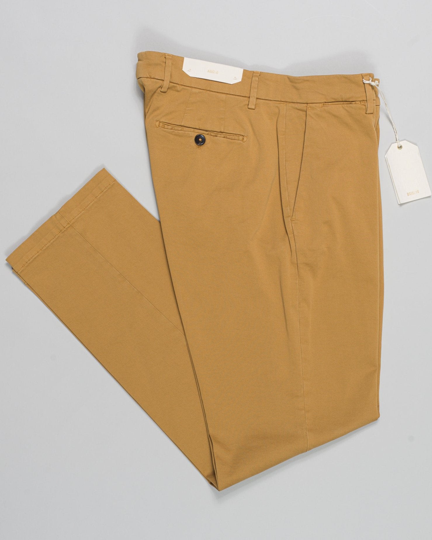 Article: 424008
Color: Yellow / 54
Composition: 97% Cotton 3% Spandex
Flat front
Slanted side pockets
Beltloops
Beautiful color and broken in look and feel achieved by Garment dying process
Regular fit
1/2 hem 20cm (Size 50)
Made in Naples, Italy Briglia Soho Garment Dyed Chinos / Yellow