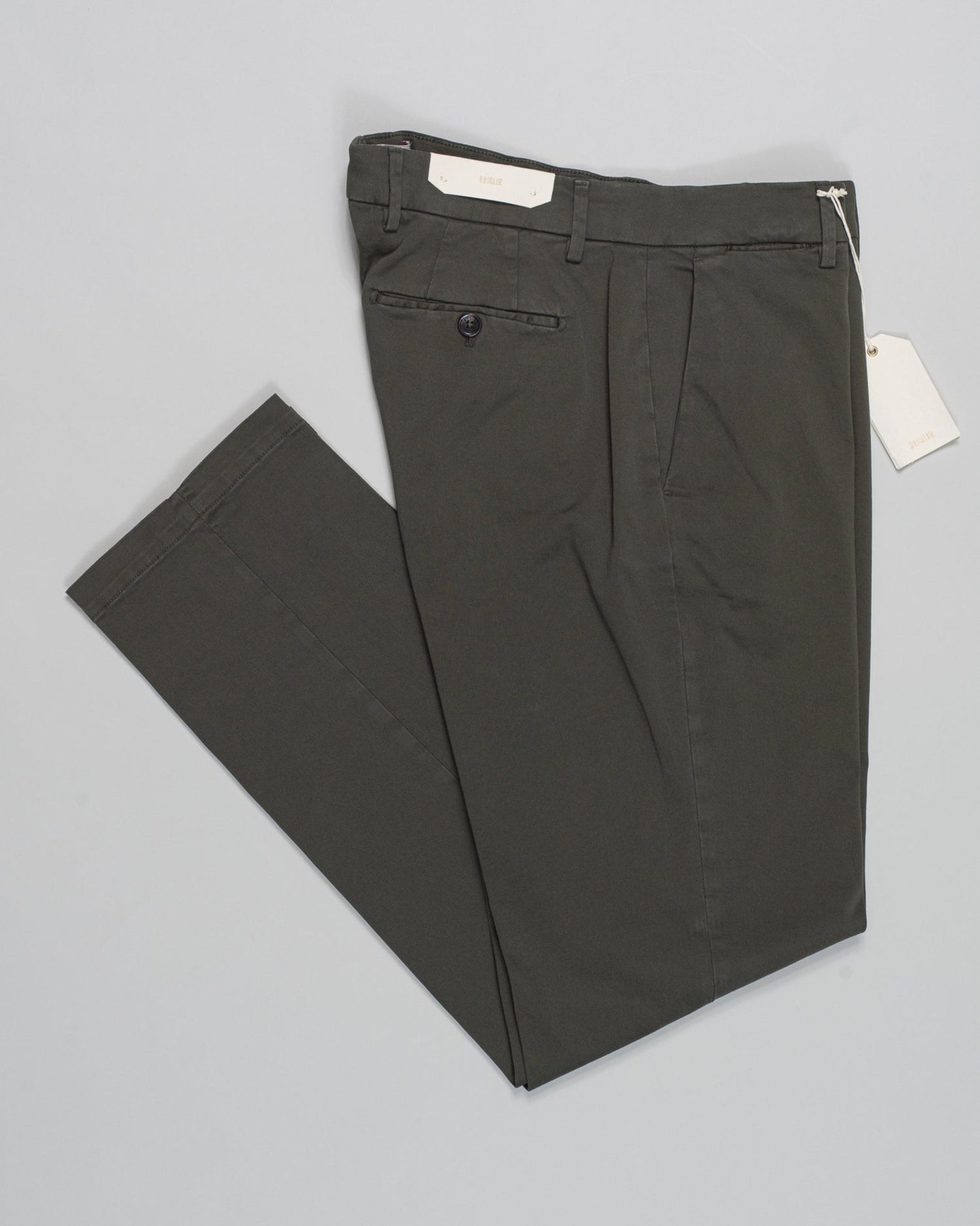 Article: 424008
Color: Army Green / 72
Composition: 97% Cotton 3% Spandex
Flat front
Slanted side pockets
Beltloops
Beautiful color and broken in look and feel achieved by Garment dying process
Regular fit
1/2 hem 20cm (Size 50)
Made in Naples, Italy Briglia Soho Garment Dyed Chinos / Army Green