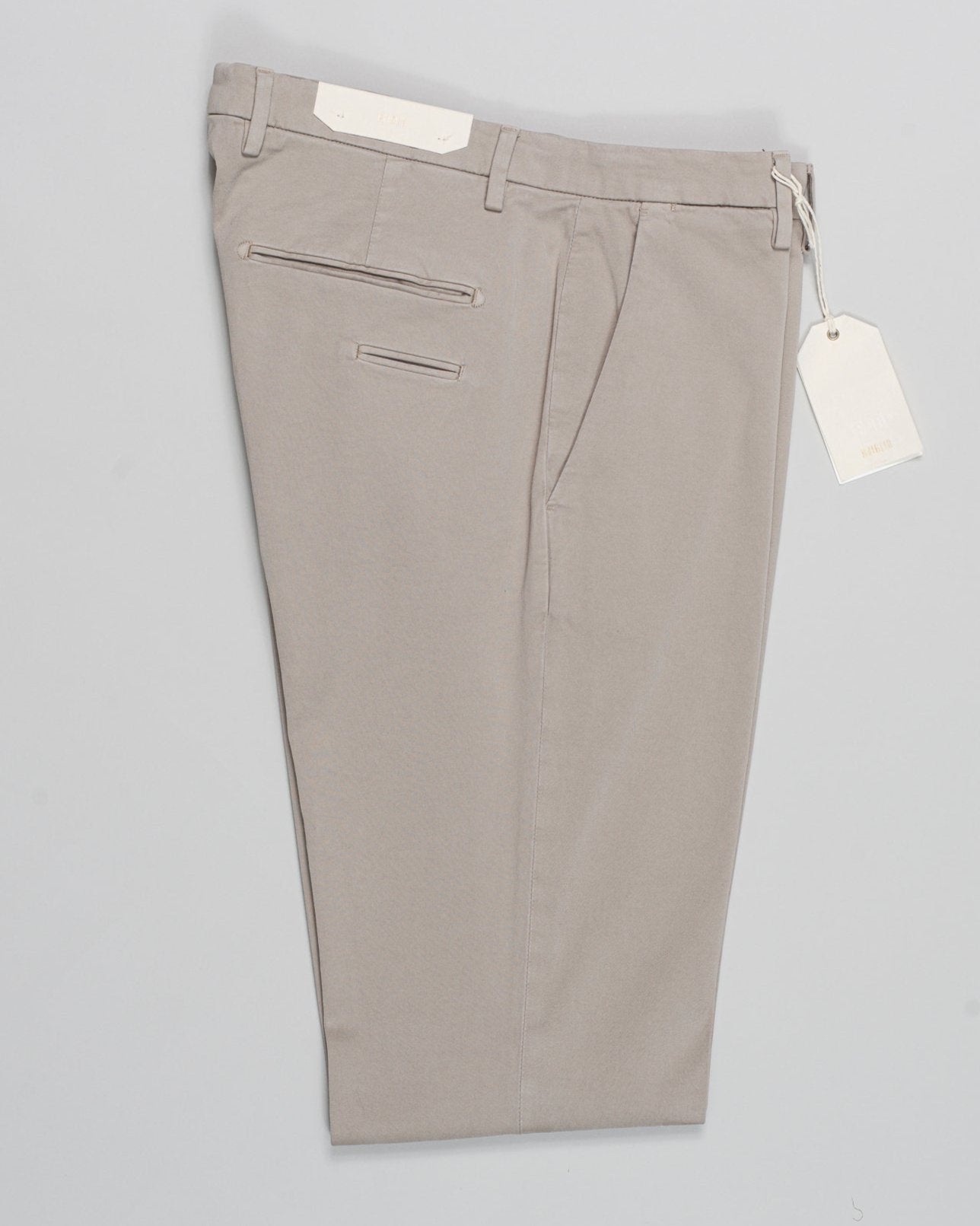 Article: 424009
Color: Light Taupe / 53
Composition: 97% Cotton 3% Elastan
Flat front
Slanted side pockets
Beltloops
Beautiful color and broken in look and feel achieved by Garment dying process
1/2 hem 17,5cm (Size 50)
Made in Naples, Italy Briglia Garment Dyed Chinos / Light Taupe