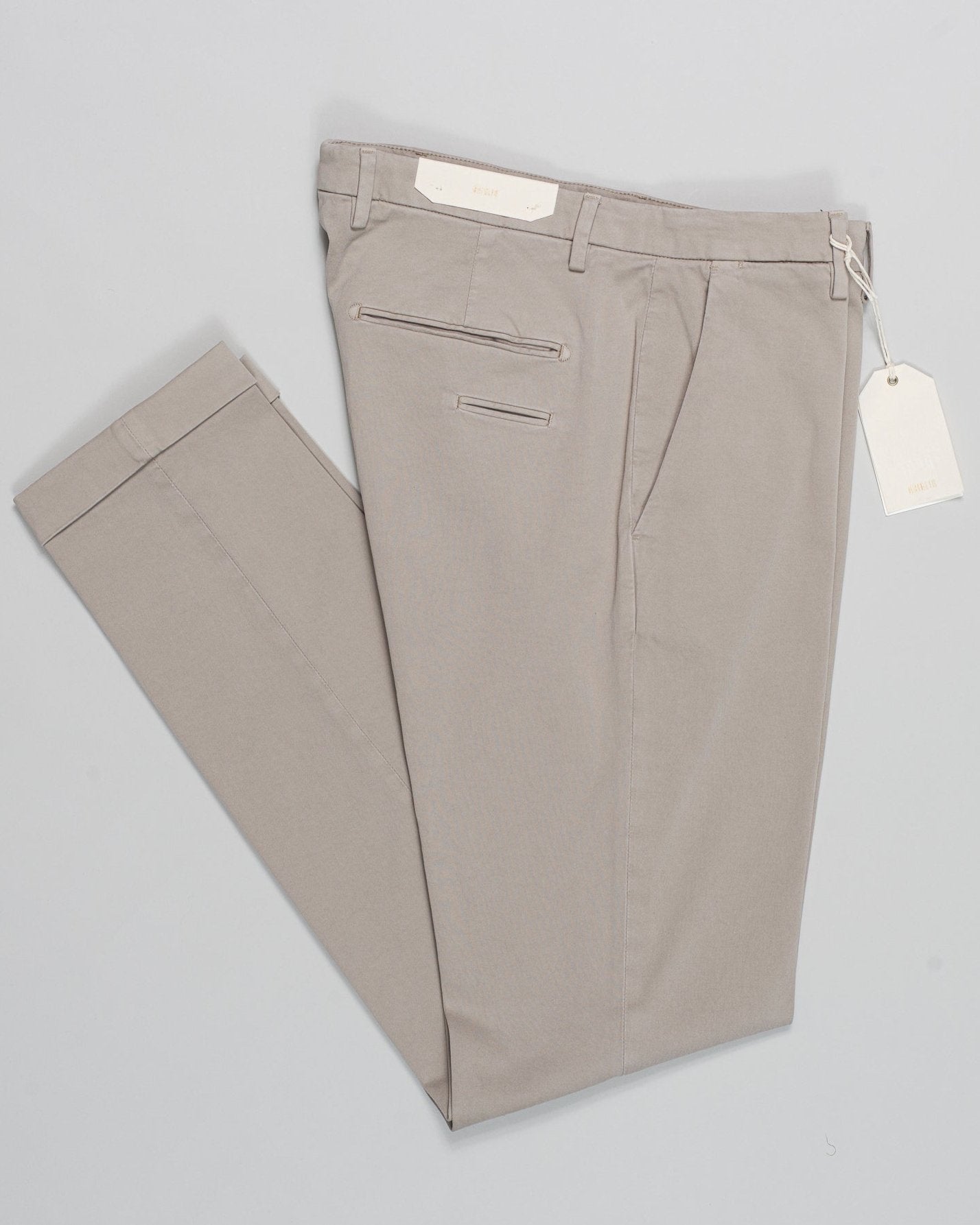 Article: 424009
Color: Light Taupe / 53
Composition: 97% Cotton 3% Elastan
Flat front
Slanted side pockets
Beltloops
Beautiful color and broken in look and feel achieved by Garment dying process
1/2 hem 17,5cm (Size 50)
Made in Naples, Italy Briglia Garment Dyed Chinos / Light Taupe