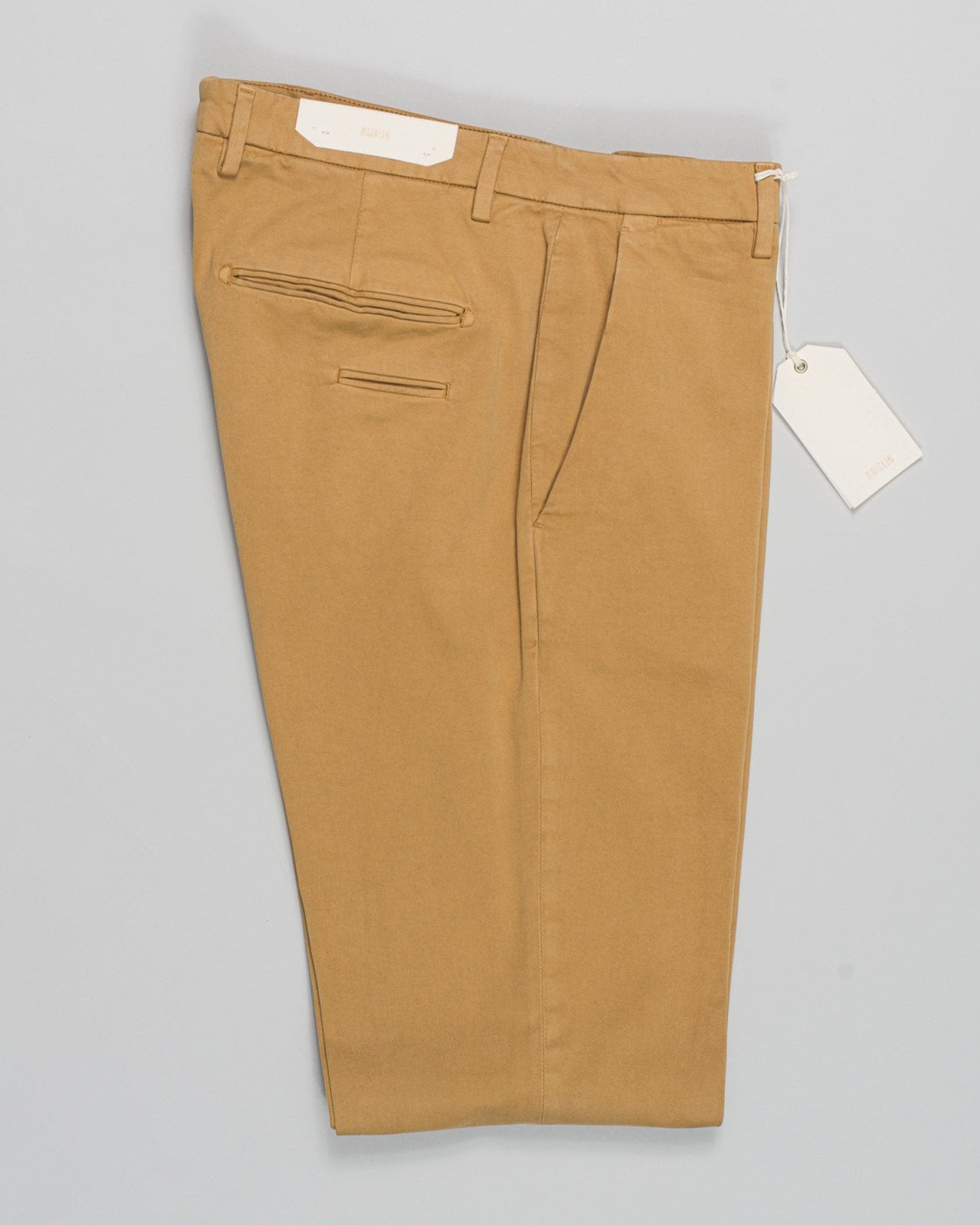 Article: 424009
Color: Yellow / 54
Composition: 97% Cotton 3% Elastan
Flat front
Slanted side pockets
Beltloops
Beautiful color and broken in look and feel achieved by Garment dying process
1/2 hem 17,5cm (Size 50)
Made in Naples, Italy Briglia Garment Dyed Chinos / Yellow