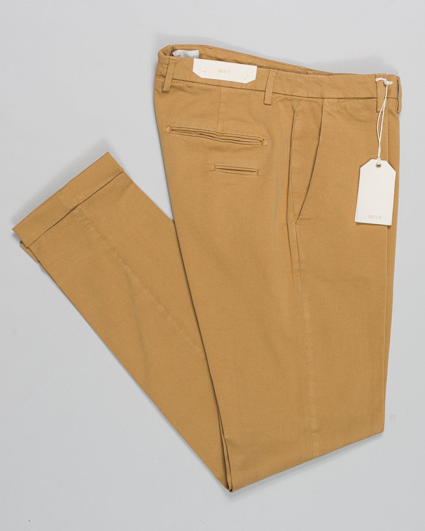 Article: 424009
Color: Yellow / 54
Composition: 97% Cotton 3% Elastan
Flat front
Slanted side pockets
Beltloops
Beautiful color and broken in look and feel achieved by Garment dying process
1/2 hem 17,5cm (Size 50)
Made in Naples, Italy Briglia Garment Dyed Chinos / Yellow