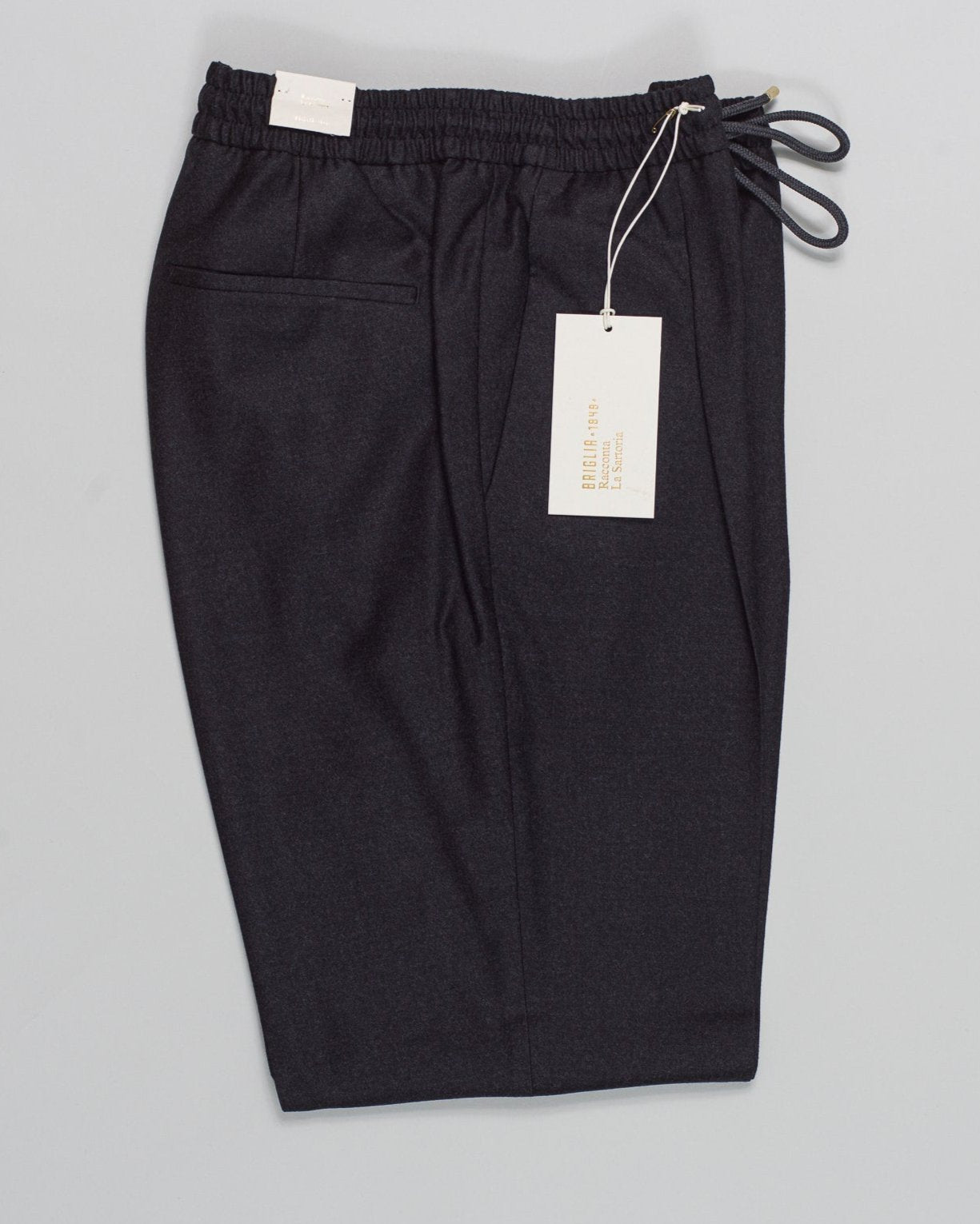 Article: 424120
Model: Wimbledons
Color: Dark Grey / 90
Composition: 99% Virgin Wool 1% Elastan
One Pleat
Slanted side pockets
Drawstring waist
Made in Naples, Italy Briglia Drawstring Flannel Trousers / Dark Grey