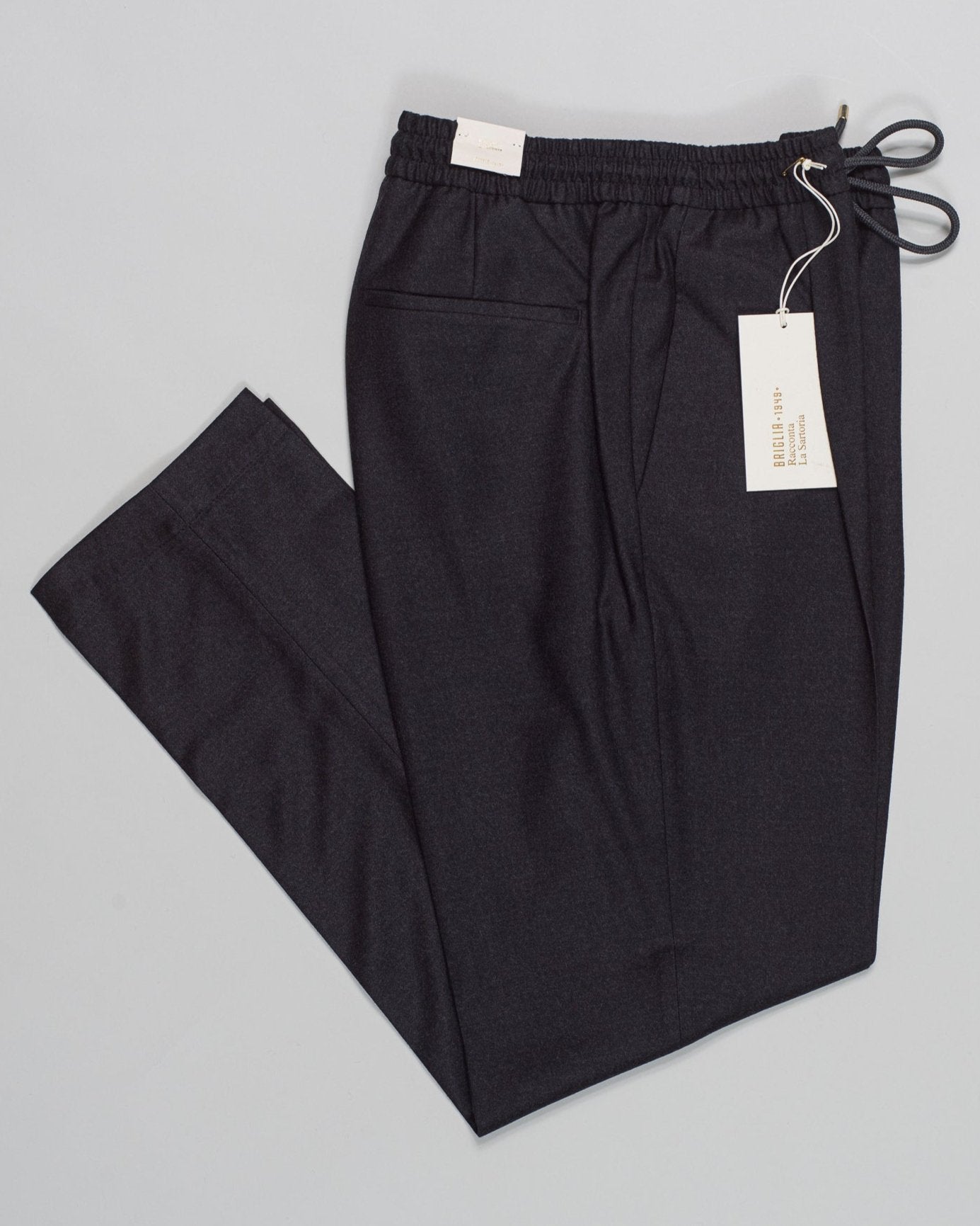 Article: 424120
Model: Wimbledons
Color: Dark Grey / 90
Composition: 99% Virgin Wool 1% Elastan
One Pleat
Slanted side pockets
Drawstring waist
Made in Naples, Italy Briglia Drawstring Flannel Trousers / Dark Grey