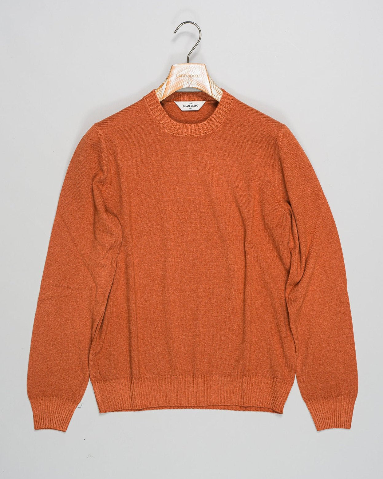 Article: 57167/19588
Color: 345 / Orange
Composition: 80% Virgin Wool 10% Cashmere 10% Viscose
Made in Italy Gran Sasso Vintage Crew Neck / Orange