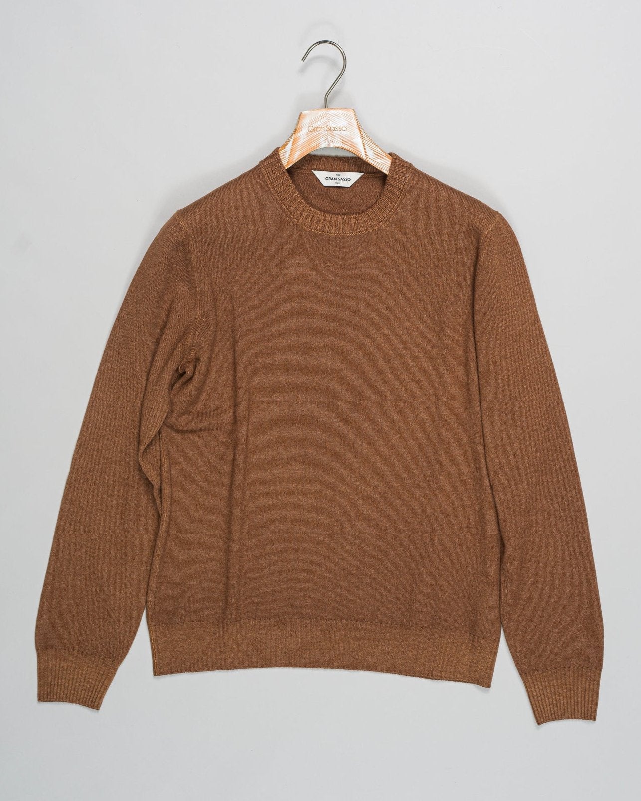 Article: 57167/19588
Color: 159 / Tobacco
Composition: 80% Virgin Wool 10% Cashmere 10% Viscose
Made in Italy Gran Sasso Vintage Crew Neck / Tobacco