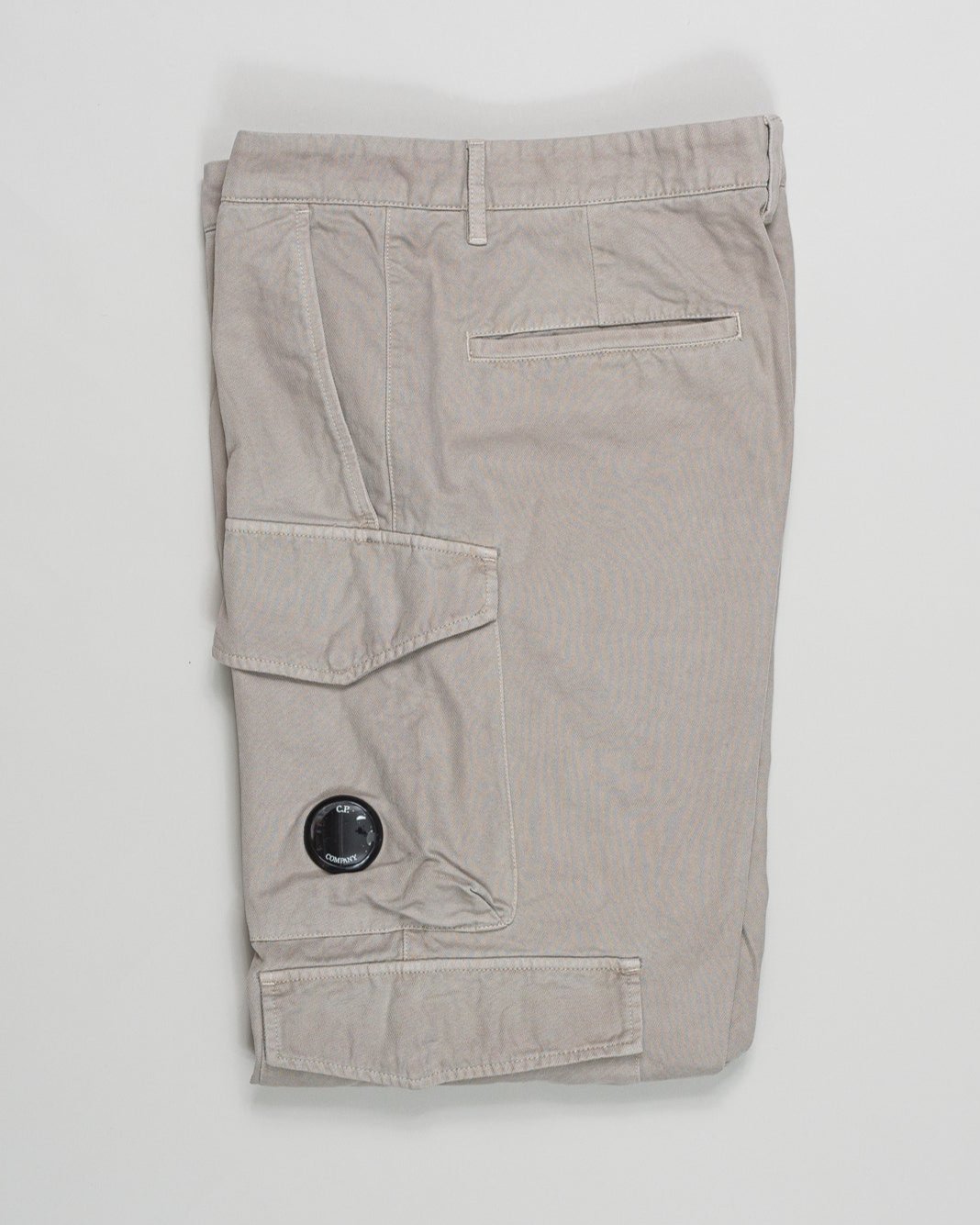 Composition: 100% Cotton
Regular fit
Belt loops
Double cargo pockets on both sides
Lens detail
Garment dyed
Article: 17CMPA259A 1102340
Color: Vintage Khaki / 327 C.P Company Vintage Army Structure Cargo Pants / Khaki