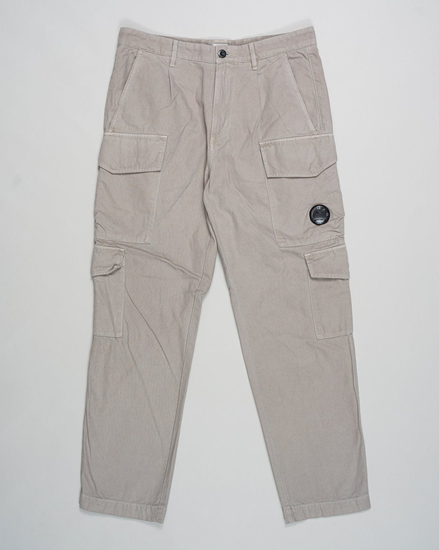 Composition: 100% Cotton
Regular fit
Belt loops
Double cargo pockets on both sides
Lens detail
Garment dyed
Article: 17CMPA259A 1102340
Color: Vintage Khaki / 327 C.P Company Vintage Army Structure Cargo Pants / Khaki