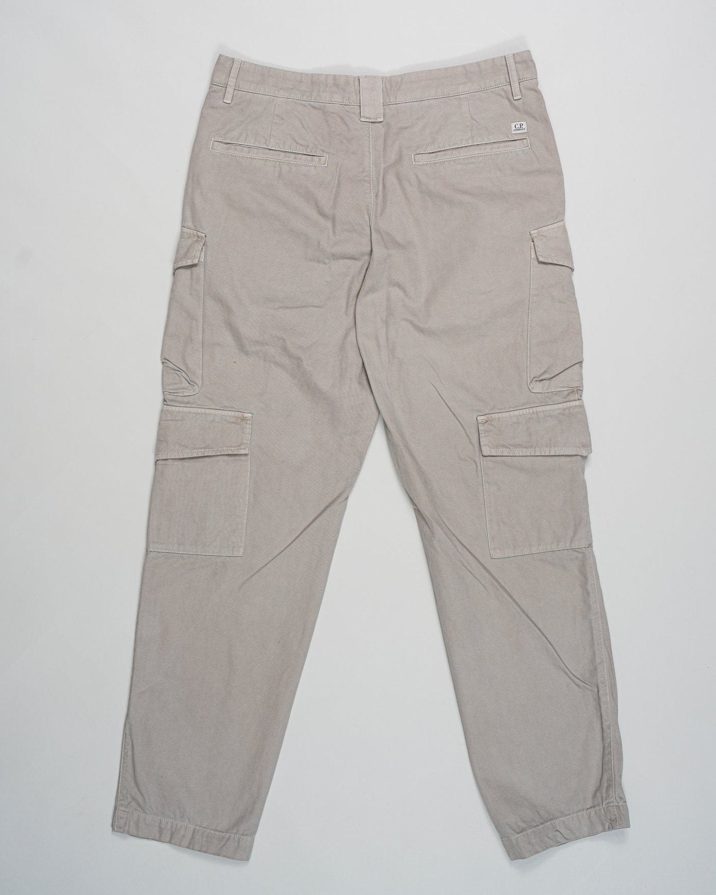 Composition: 100% Cotton
Regular fit
Belt loops
Double cargo pockets on both sides
Lens detail
Garment dyed
Article: 17CMPA259A 1102340
Color: Vintage Khaki / 327 C.P Company Vintage Army Structure Cargo Pants / Khaki