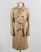 Regular fit
Shirt collar
Monogram fabric undercollar
Storm flap
Double-breasted button fastening
Welt pockets
Removable belt
Adjustable cuffs
Slit at the back
Rain collection
Made in Italy
Performance: Water-repellent treatment
Article: IM000323U132182000 Herno Double-Breasted Trench Coat / Sand
