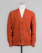 Super Geelong wool cardigan featuring dropped shoulder and 4-button closure. Versatile and refined, it's a timeless wardrobe staple. For its unparalleled softness, this item is a luxury treat. Made in Italy.
Article: 23188/25051
Color: 373 / Orange
Composition: 100% Virgin Wool
Super Geelong
Made in Italy Gran Sasso Wool Cardigan / Orange