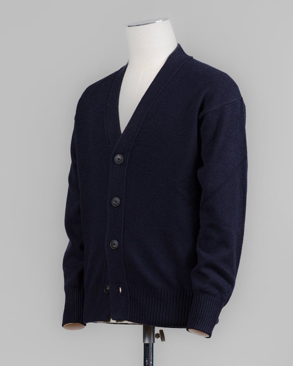 Super Geelong wool cardigan featuring dropped shoulder and 4-button closure. Versatile and refined, it's a timeless wardrobe staple. For its unparalleled softness, this item is a luxury treat. Made in Italy.
Article: 23188/25051
Color: 598 / Navy
Composition: 100% Virgin Wool
Super Geelong
Made in Italy Gran Sasso Wool Cardigan / Navy