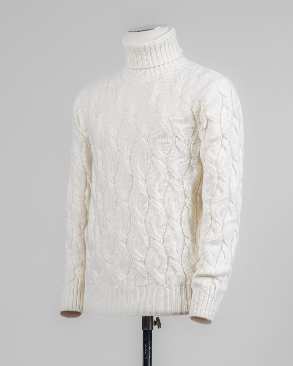 Classic version of a heavy roll neck with a beautiful knitted cable pattern. Warm and comfortable for the cold season.
Article: 13115/19659
Color: 001 / White
Composition: 80% Virgin Wool 10% Cashmere 10% Viscose
Made in Italy Gran Sasso Cable Knit Roll Neck / White