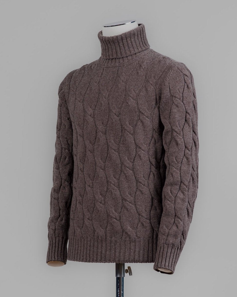 Classic version of a heavy roll neck with a beautiful knitted cable pattern. Warm and comfortable for the cold season.
Article: 13115/19659
Color: 184 / Brown
Composition: 80% Virgin Wool 10% Cashmere 10% Viscose
Made in Italy Gran Sasso Cable Knit Roll Neck / Brown