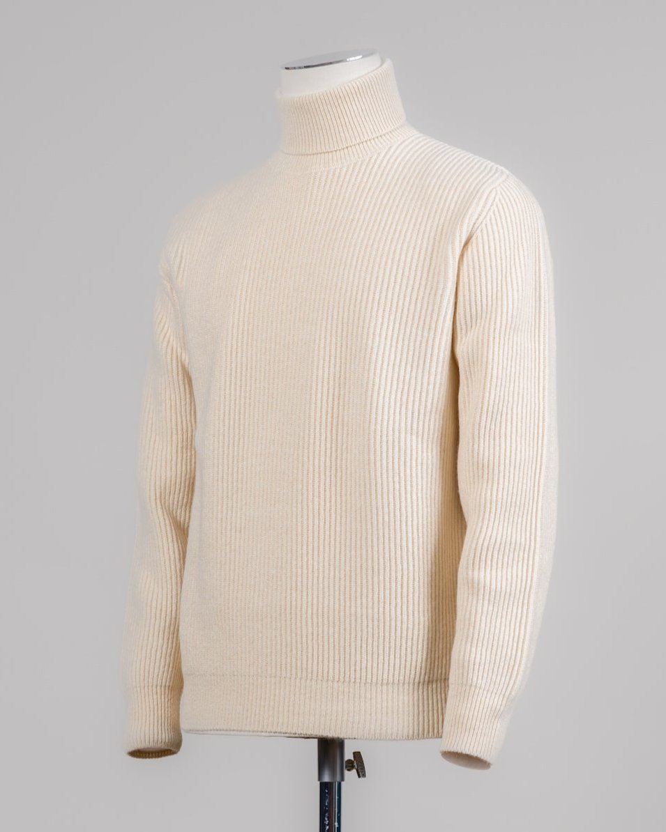 Model: Dolcevita
Article: 7.CI10
Color: Ecru
Composition: 90% Wool 10% Cashmere
Made in Florence, Italy G.R.P. Firenze Wool & Cashmere Rollneck / Ecru