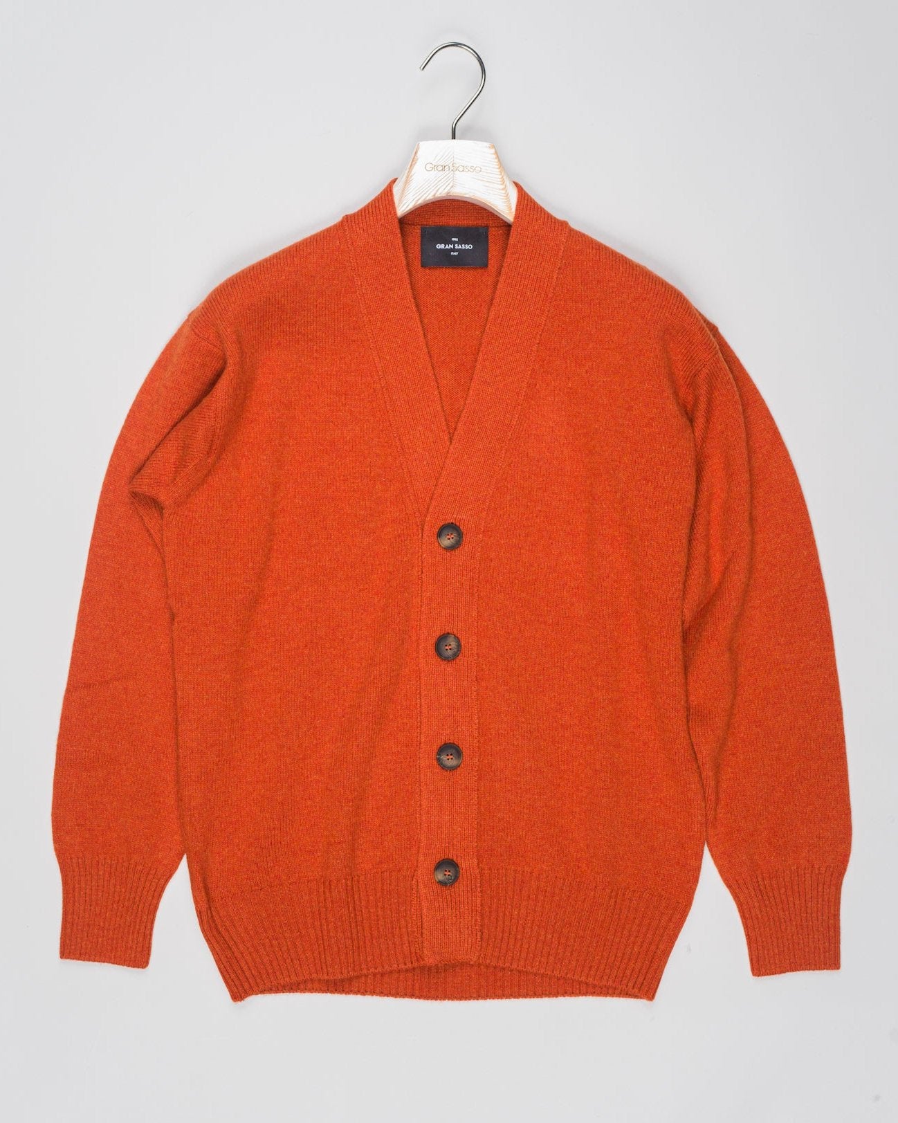 Super Geelong wool cardigan featuring dropped shoulder and 4-button closure. Versatile and refined, it's a timeless wardrobe staple. For its unparalleled softness, this item is a luxury treat. Made in Italy.
Article: 23188/25051
Color: 373 / Orange
Composition: 100% Virgin Wool
Super Geelong
Made in Italy Gran Sasso Wool Cardigan / Orange