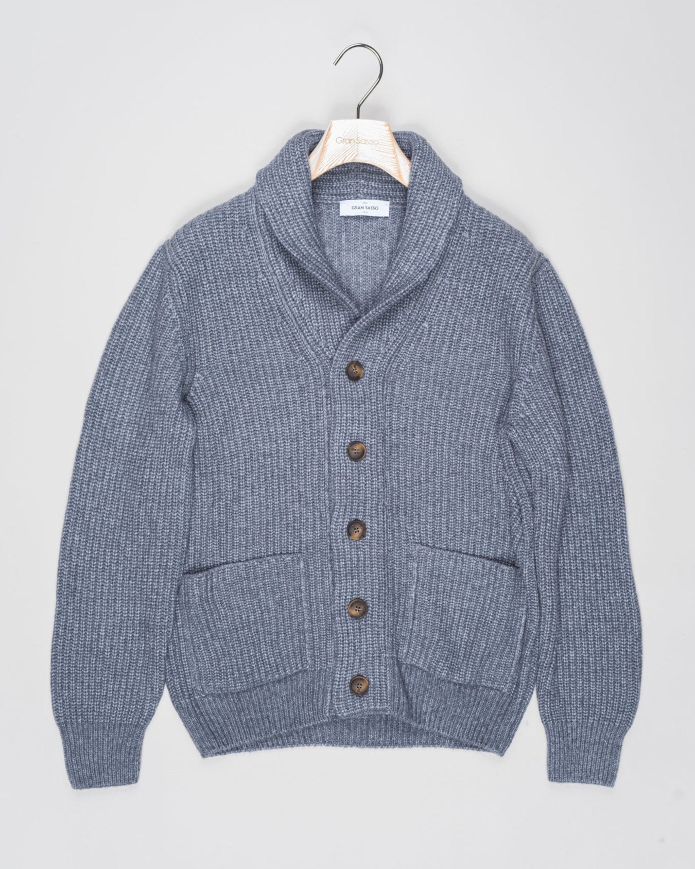 Article: 13199/19101
Color: 070 / Grey
Composition: 70% Virgin Wool 30% Polyamide
Made in Italy Gran Sasso Ribbed Shawl Collar Cardigan / Grey
