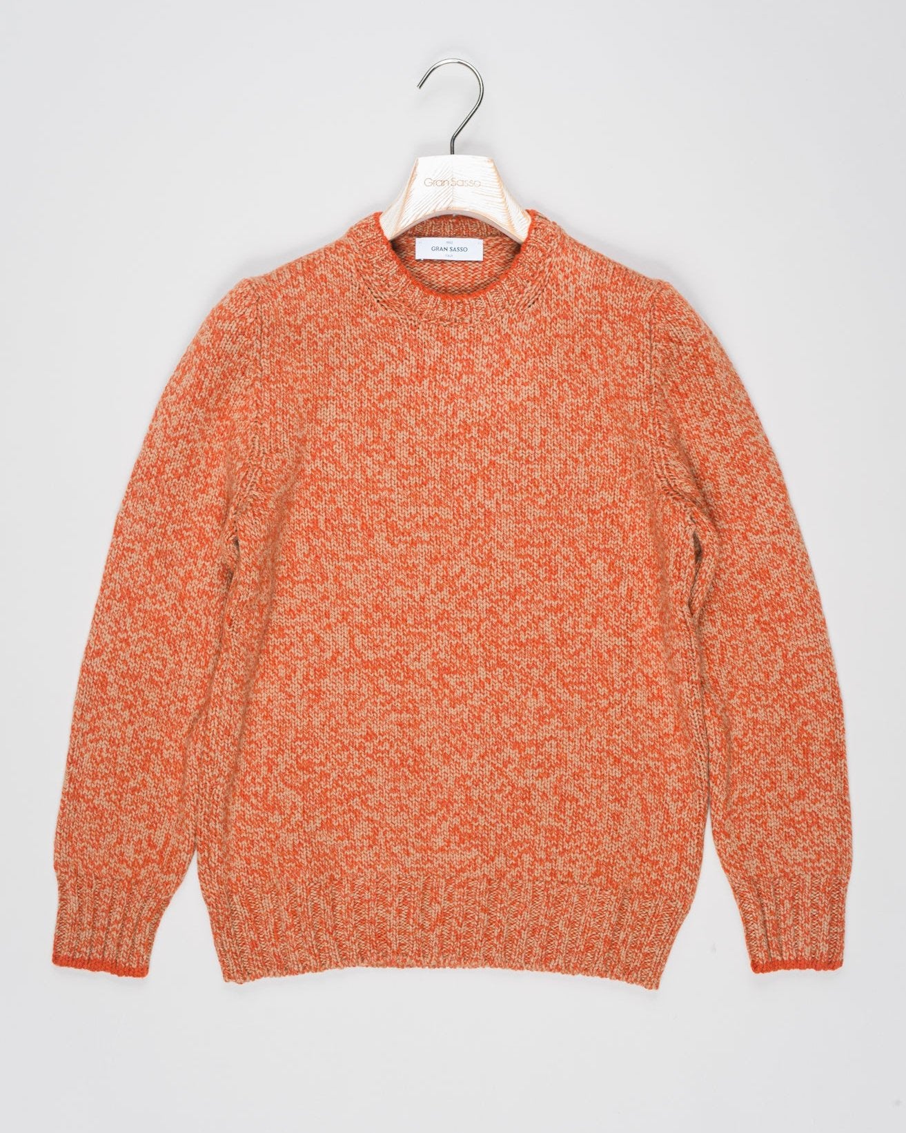 Crew neck knit with a up-to-date, two toned melangé pattern. Fibers of geelong lambswool are extra crimped and curly. This makes it extremely soft, warm and comfortable to wear.
Article: 10158/25701
Color: 844 / Orange & Beige
Composition: 100% Virgin Wool (Super Geelong)
Made in Italy Gran Sasso Two-tone Wool Crew Neck / Orange