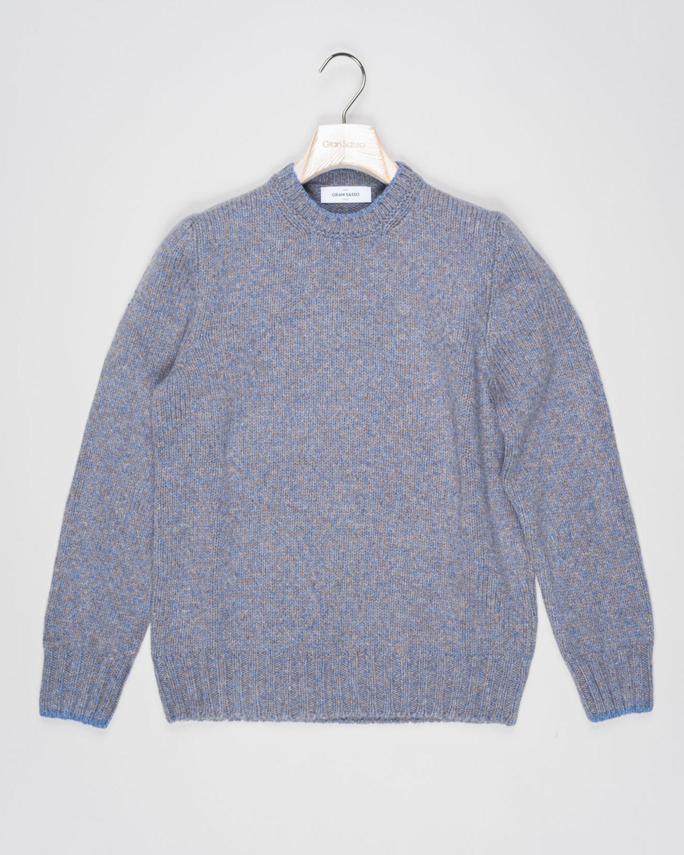 Crew neck knit with a up-to-date, two toned melangé pattern. Fibers of geelong lambswool are extra crimped and curly. This makes it extremely soft, warm and comfortable to wear.
Article: 10158/25701
Color: 818 / Blue & Grey
Composition: 100% Virgin Wool (Super Geelong)
Made in Italy Gran Sasso Two-tone Wool Crew Neck / Blue