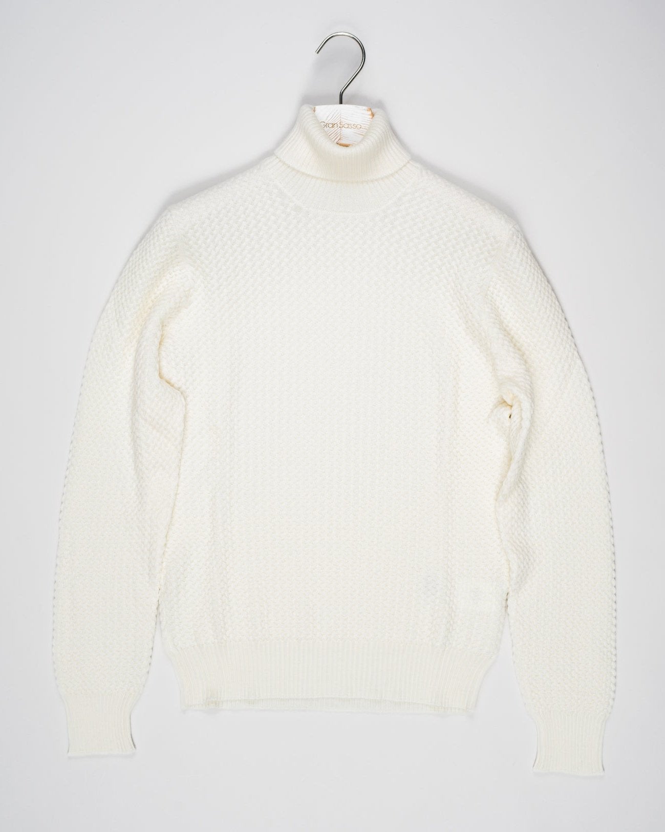 Article: 57157/14280
Color: 005 / Off White
Composition: 100% Virgin Wool
Extrafine Merino
Made in Italy Gran Sasso Structured Merino Roll Neck / Off White