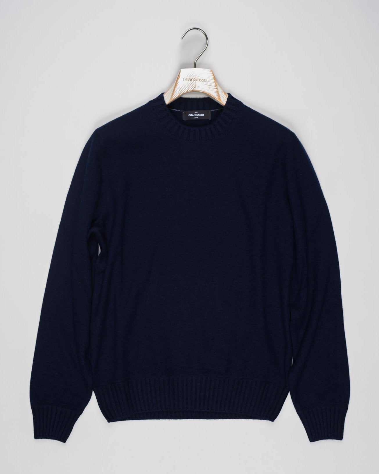 Article: 57106/20201
Color: 598 / Navy
Composition: 100% Cashmere (Felted)
Made in Italy Gran Sasso Felted Cashmere Crew Neck / Navy