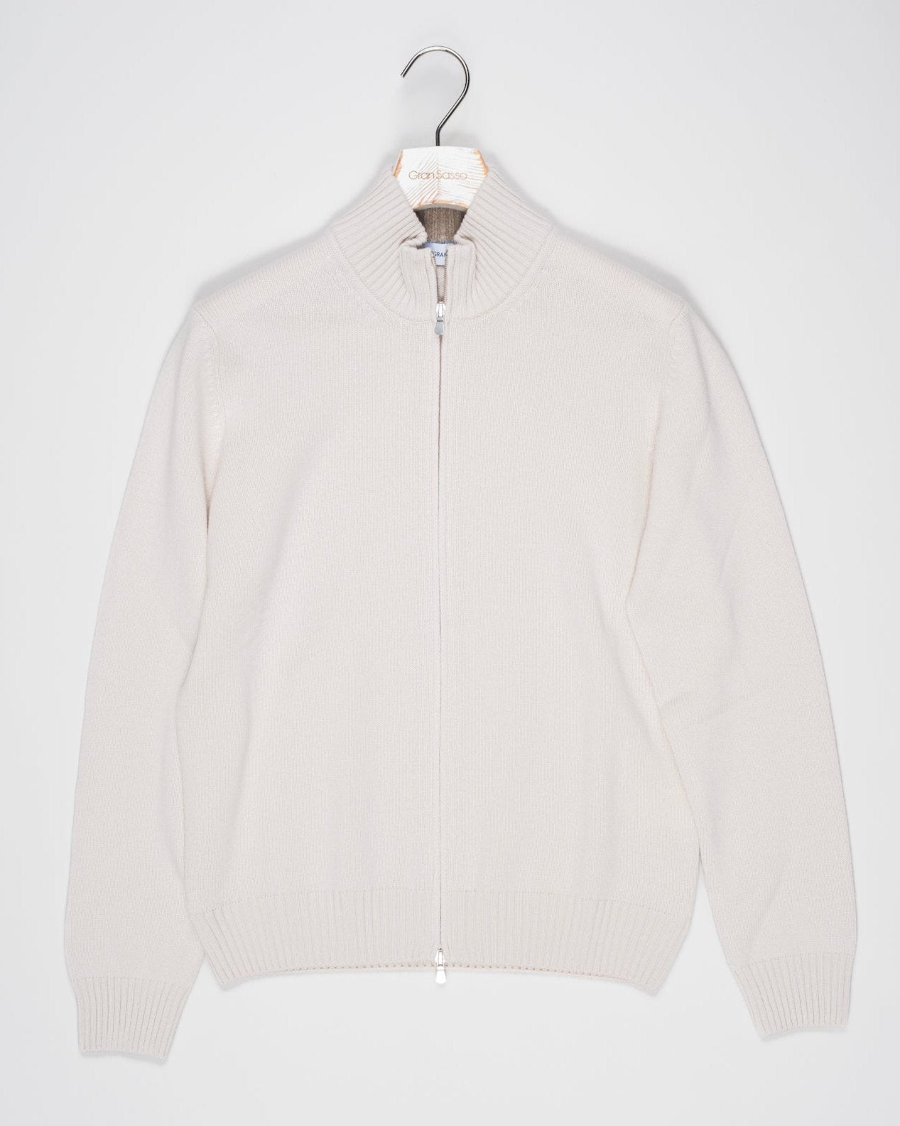 Article: 23123/19621
Color: 184 / Brown
Composition: 80% Virgin Wool 10% Cashmere 10% Viscose
Made in Italy Gran Sasso Full-Zip Knit / Chalk
