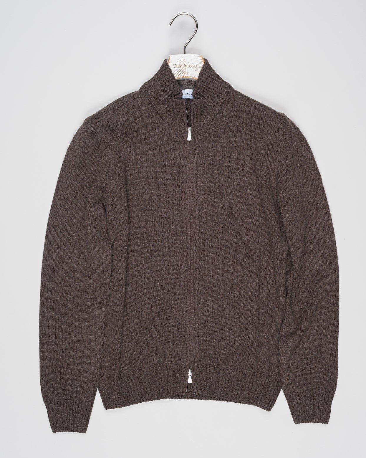 Article: 23123/19621
Color: 184 / Brown
Composition: 80% Virgin Wool 10% Cashmere 10% Viscose
Made in Italy Gran Sasso Full-Zip Knit / Brown