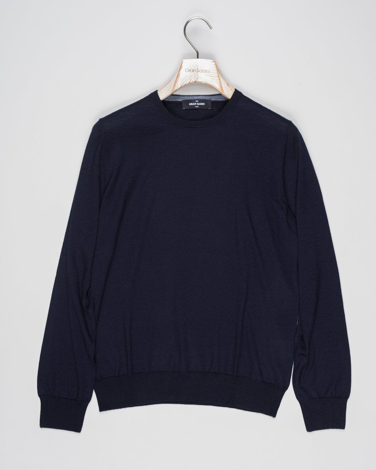 Article: 43167/15390
Color: 598 / Navy
Composition: 70% Cashmere 30% Silk
Made in Italy Gran Sasso Cashmere & Silk Crew Neck / Navy