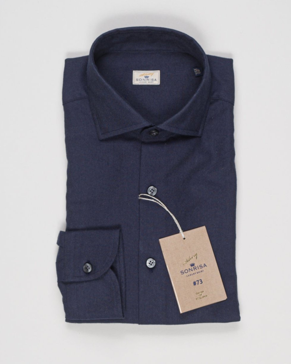 Sonrisa Silvery Line Shirt
Soft collar with removable collar bones / Collar B438
Long sleeves
Composition: 80% Cotton 20% Wool
Article: E4140
Color: 04 / Navy
Made in Italy Sonrisa Cotton & Wool Flannel Shirt / Navy
