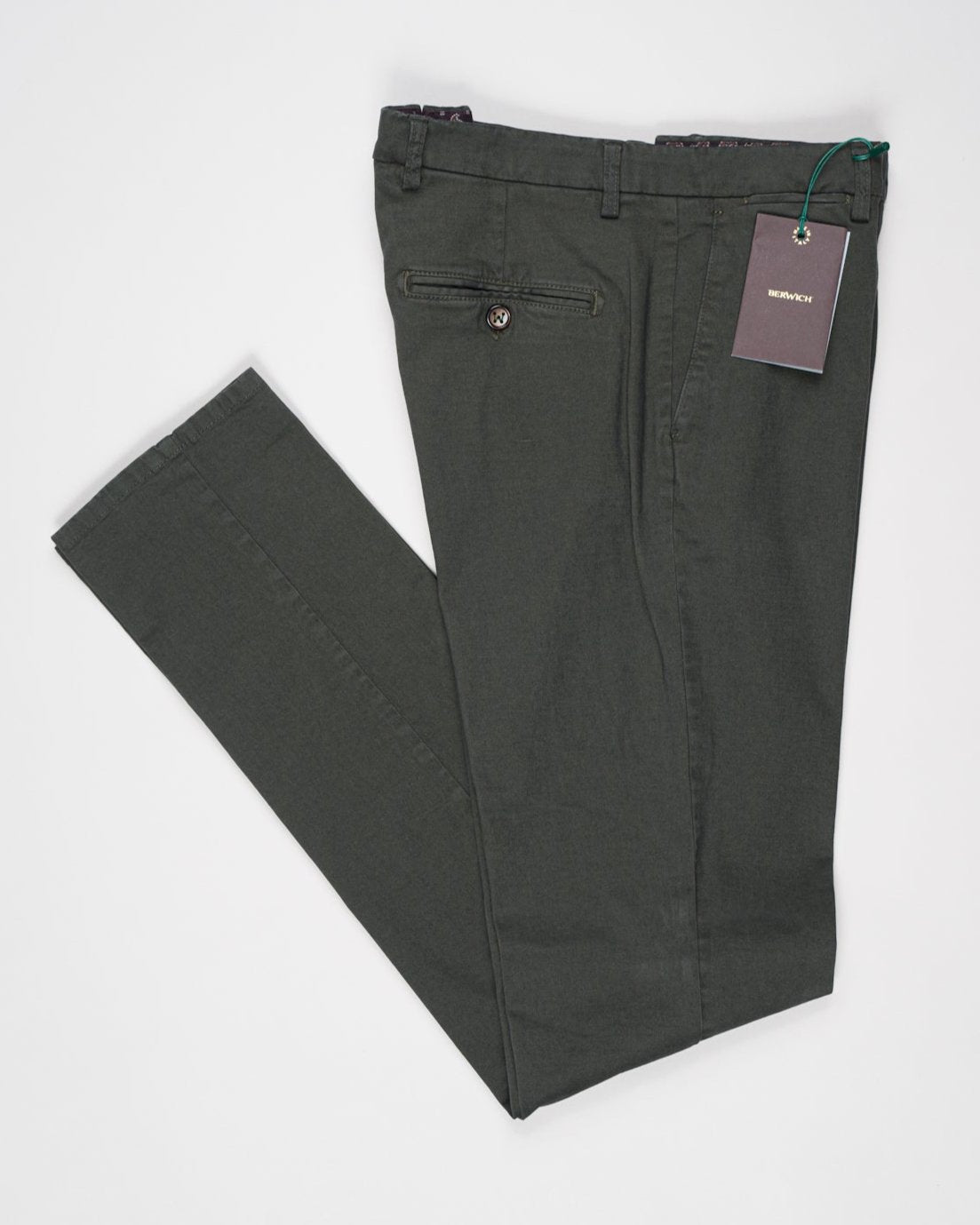 Model: vulcano23-GD
Flat front
Garment Dyed
Front pockets: slanted
Belt loops
Article: xgab
Color: Militare
Composition: 98% Cotton 2%Elastan
Made in Martina Franca, Italy Berwich Garment Dyed Cotton Chinos / Militare