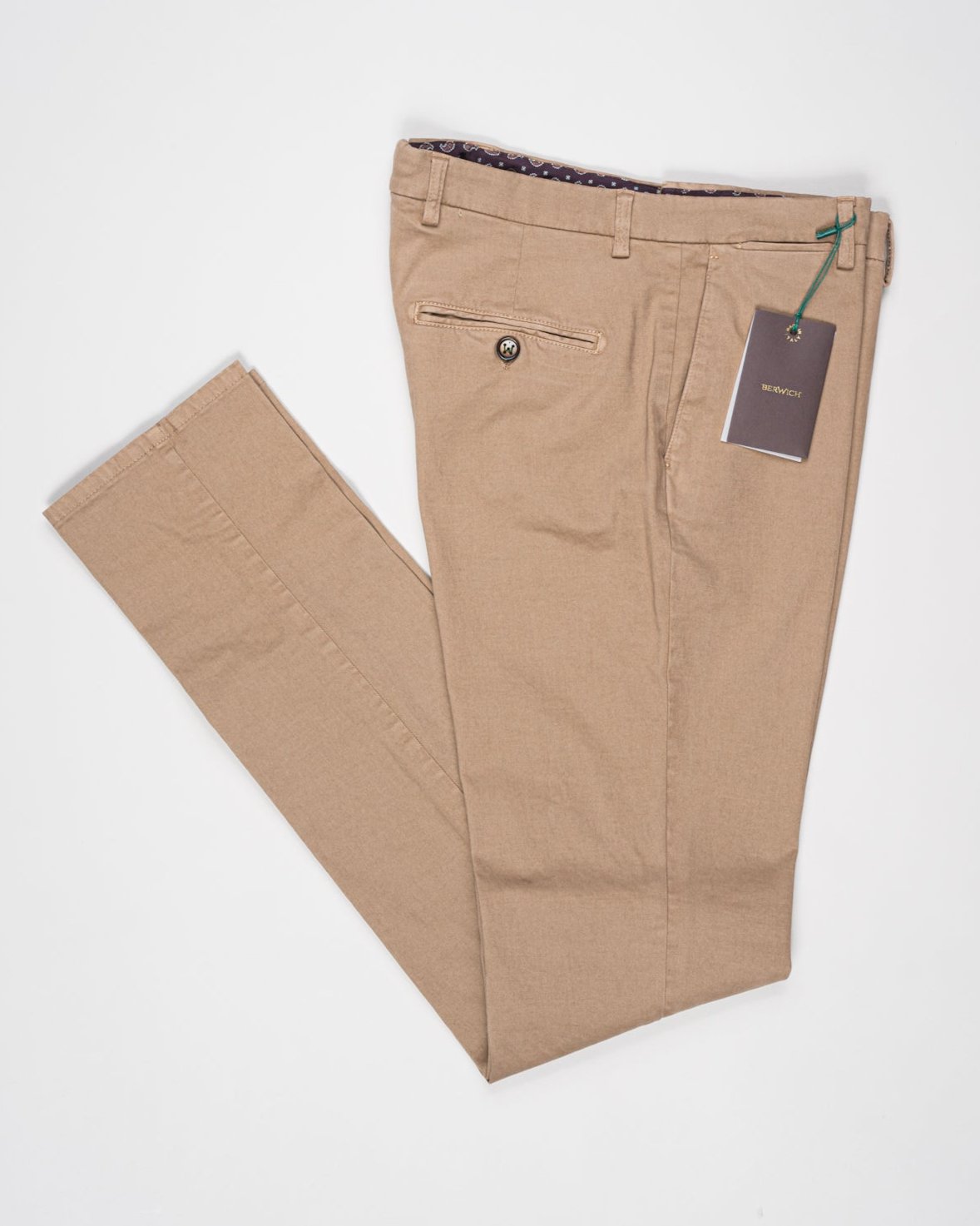 Model: vulcano23-GD
Flat front
Garment Dyed
Front pockets: slanted
Belt loops
Article: xgab
Color: Noce
Composition: 98% Cotton 2%Elastan
Made in Martina Franca, Italy Berwich Garment Dyed Cotton Chinos / Noce