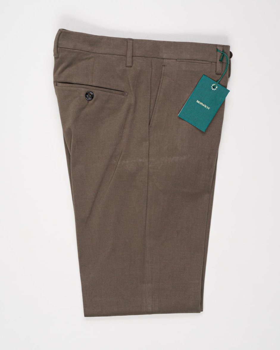Model: vulcano23
Flat front
Front pockets: slanted
Belt loops
Unfinished hem
Article: ts1620x
Color: Greige
Composition: 98% Cotton 2%Elastan
Made in Martina Franca, Italy Berwich Cotton Chinos / Greige