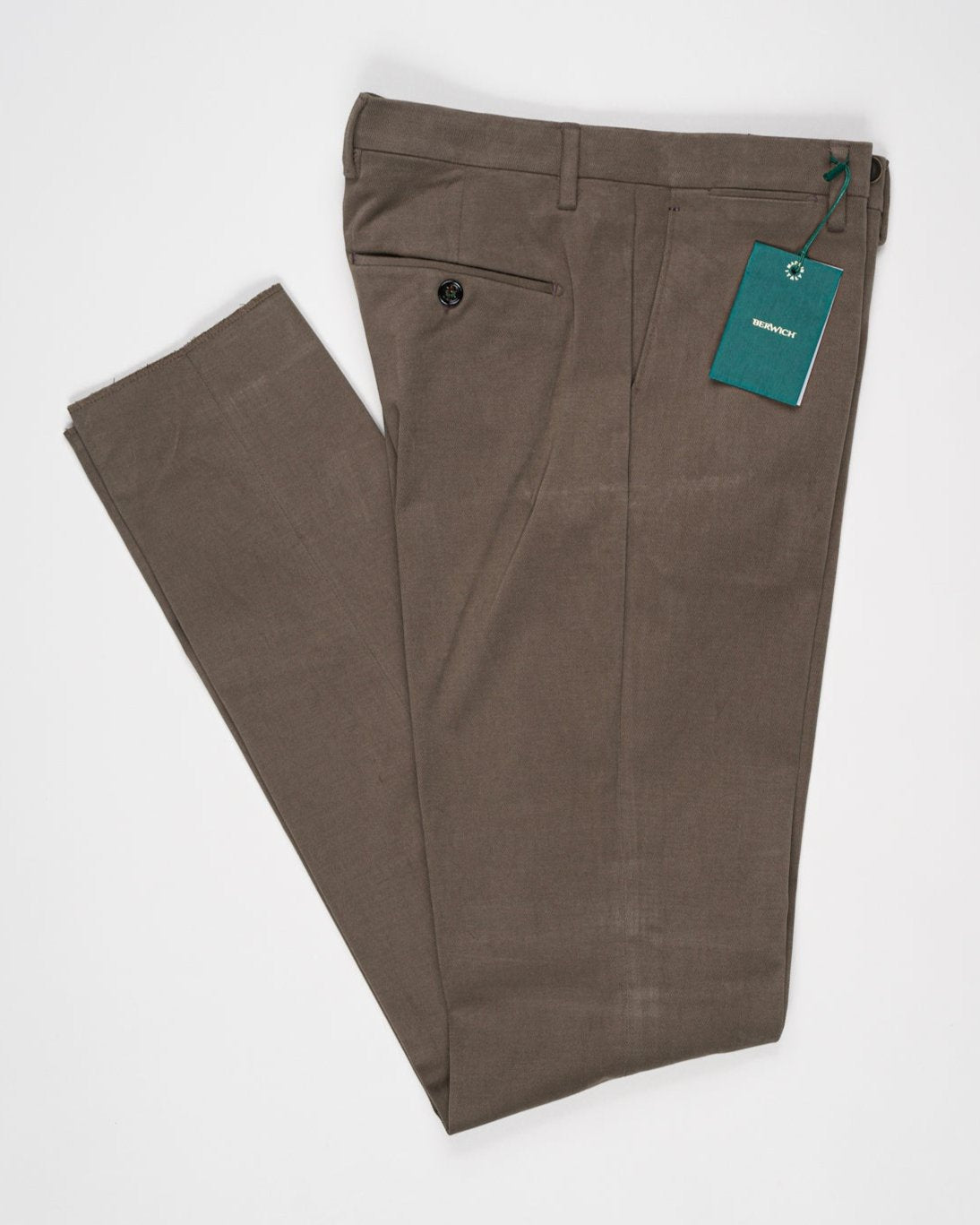 Model: vulcano23
Flat front
Front pockets: slanted
Belt loops
Unfinished hem
Article: ts1620x
Color: Greige
Composition: 98% Cotton 2%Elastan
Made in Martina Franca, Italy Berwich Cotton Chinos / Greige