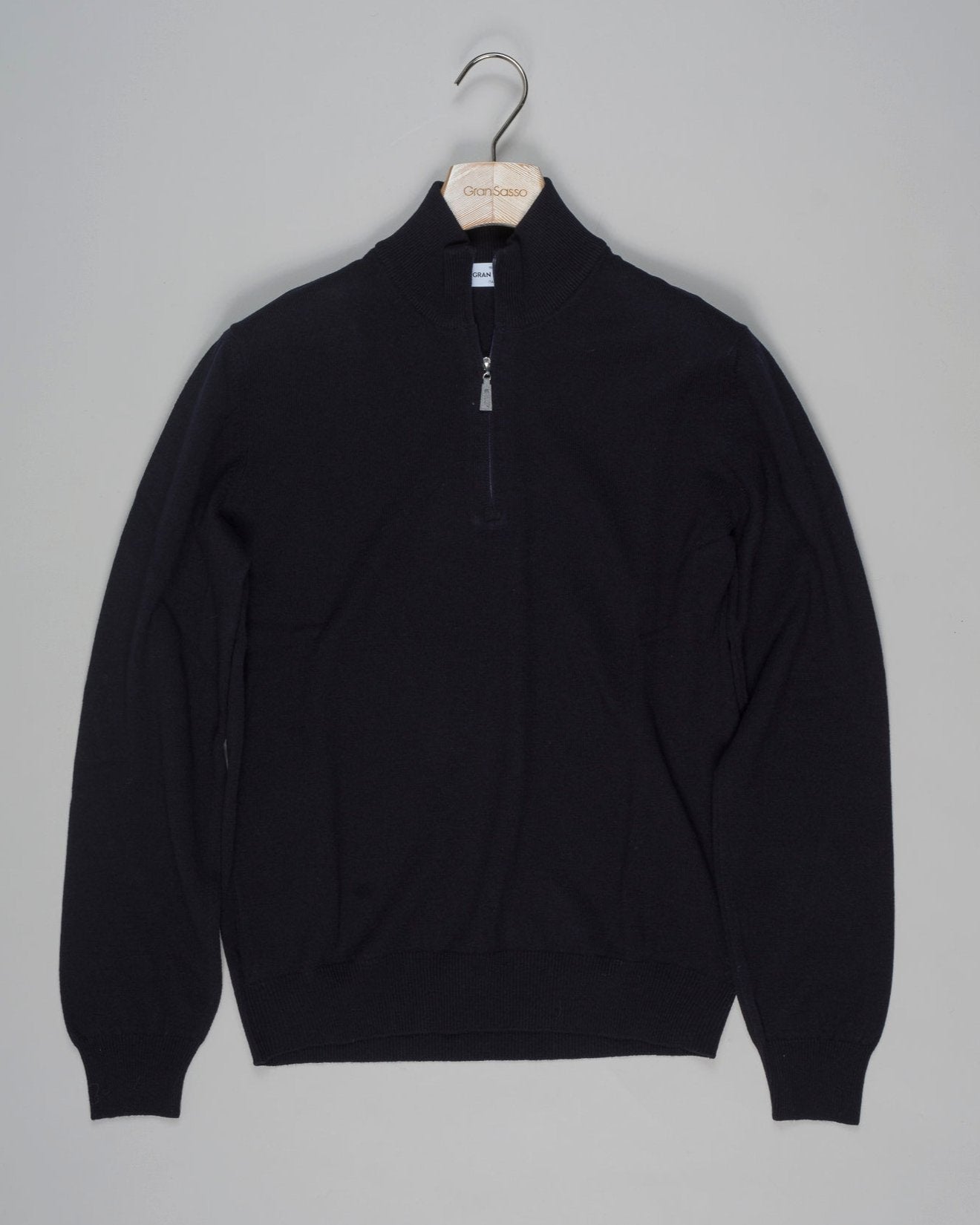 Article: 55126/19699
Color: 599 / Navy
Composition: 80% Virgin Wool 10% Cashmere %Viscose
Made in Italy Gran Sasso Wool & Cashmere Half-Zip / Navy
