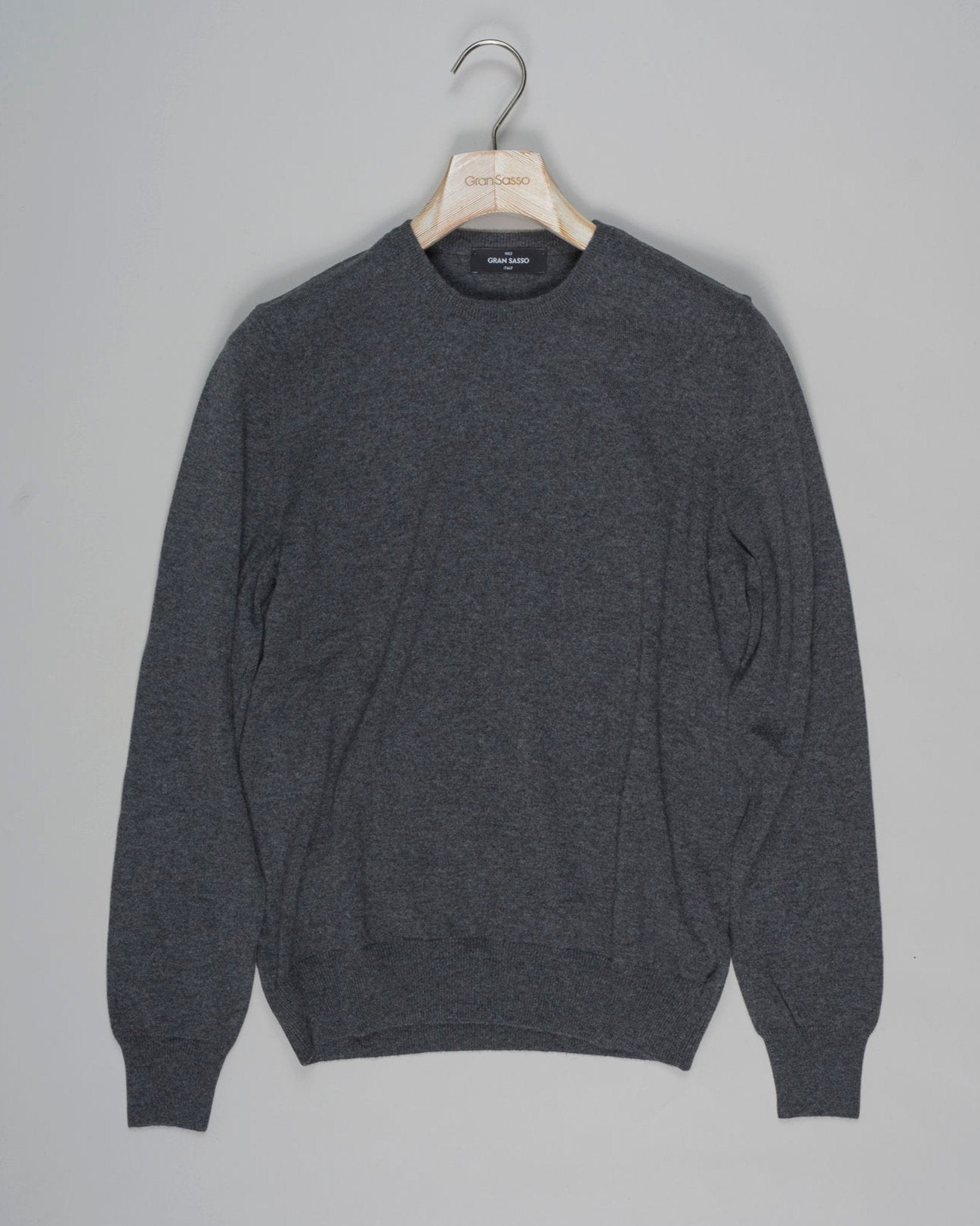 Article: 57167/13690
Color: 095 / Grey
Composition: 100% Cashmere
Made in Italy Gran Sasso Cashmere Crew Neck / Grey