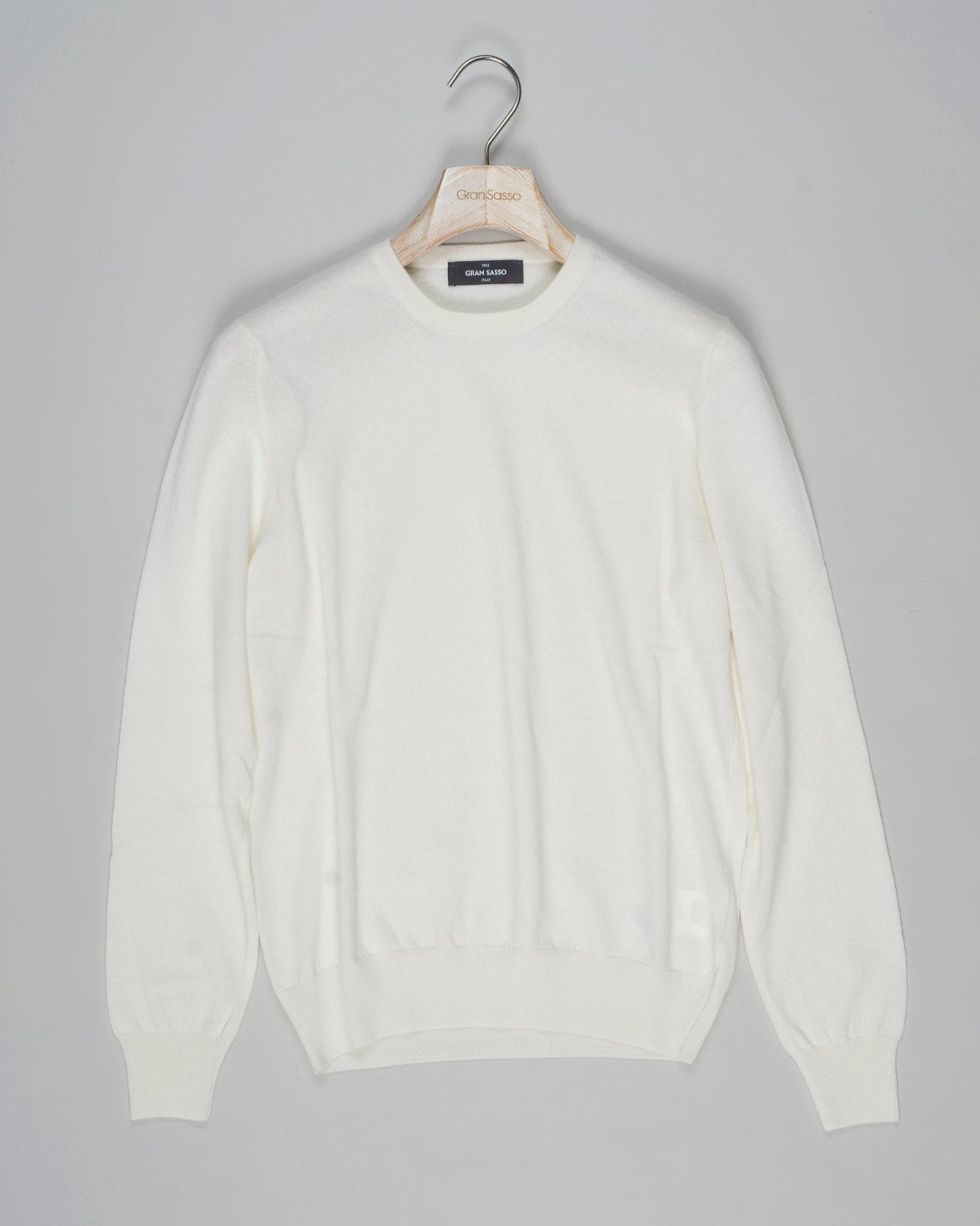 Article: 57167/13690
Color: 005 / Off White
Composition: 100% Cashmere
Made in Italy Gran Sasso Cashmere Crew Neck / Off White