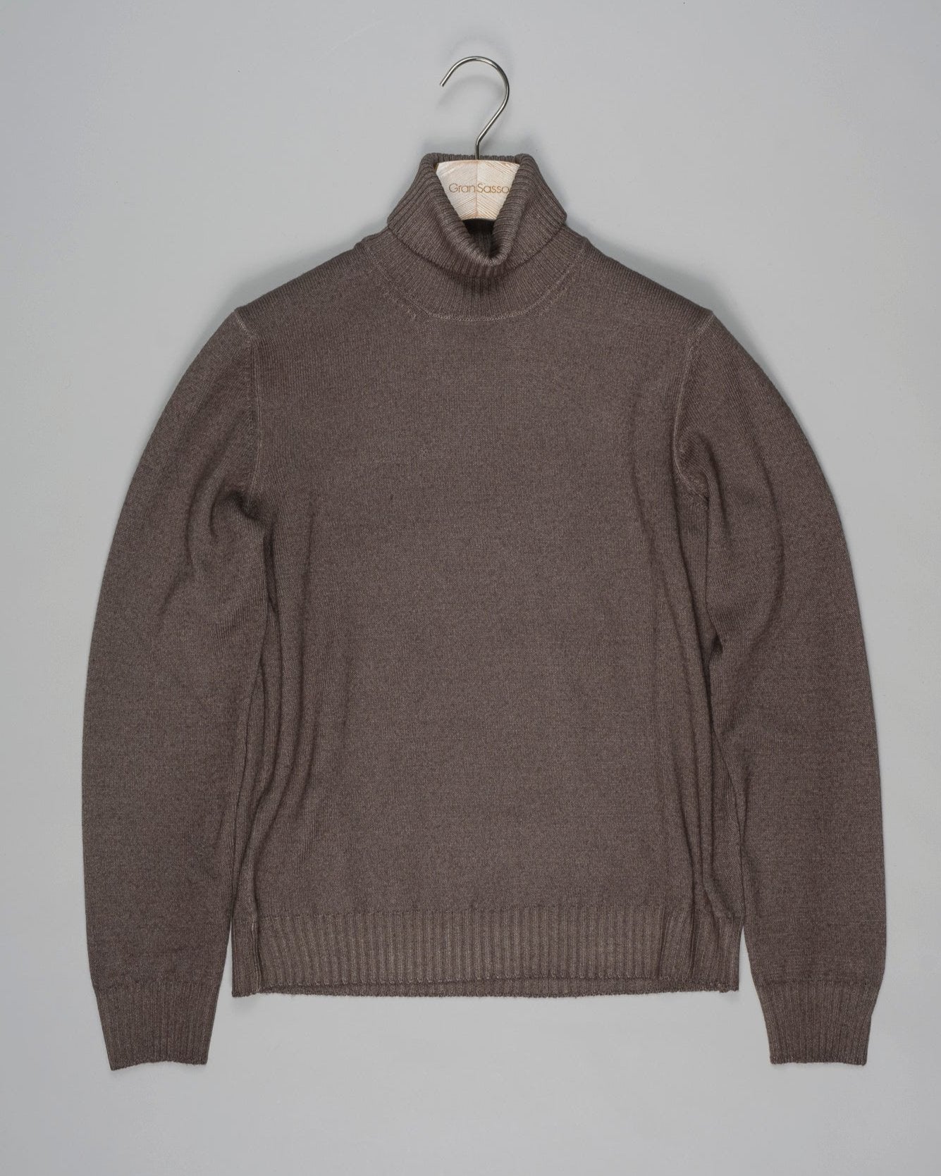 Art. 23197-31712
Col. 012 / Light Brown
100% merino wool
Made in Italy Gran Sasso Vintage Merino Roll Neck / Light Brown