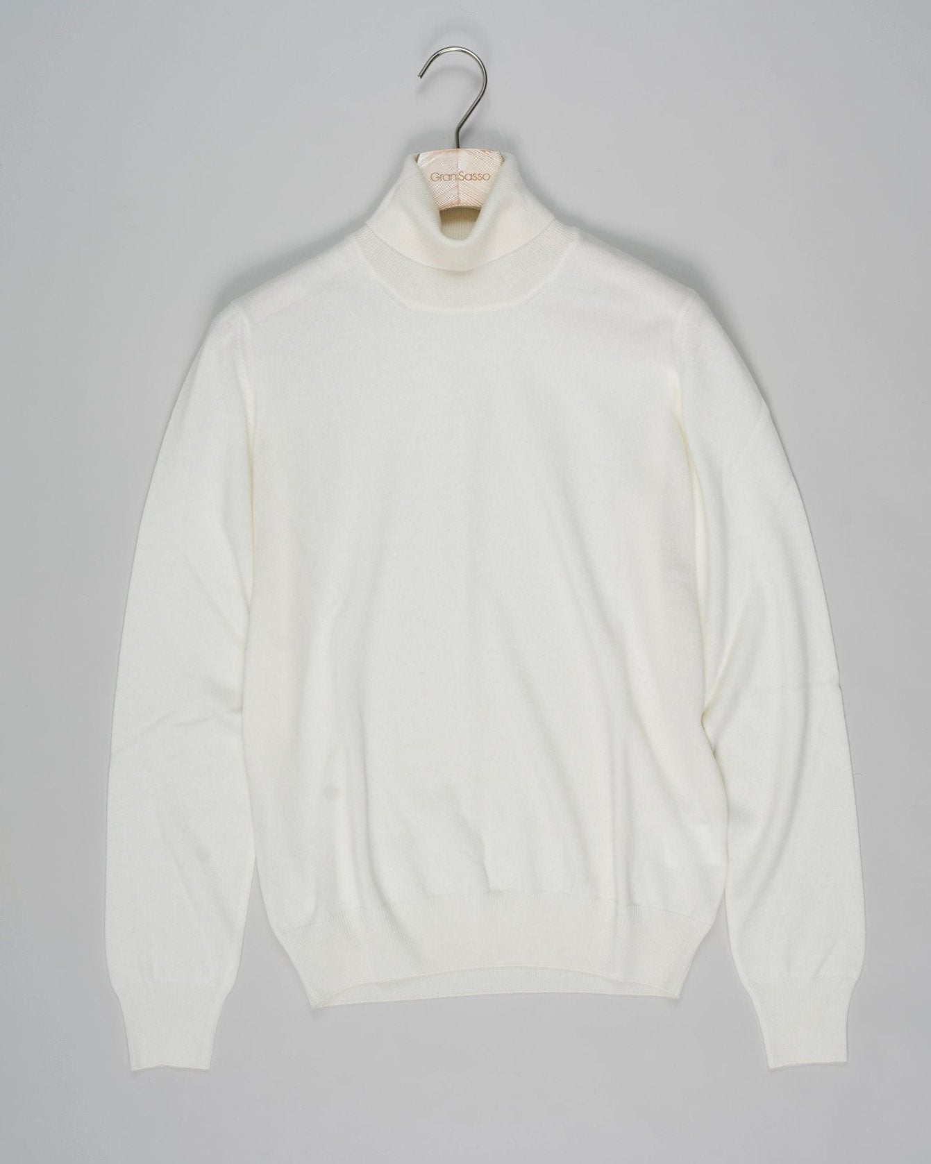 Article: 55157/12590
Color: 004 / Off White
Composition: 100% Cashmere
Made in Italy Gran Sasso Cashmere Roll Neck / Off White