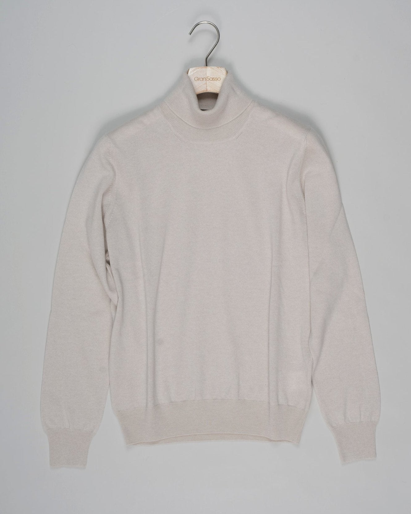 Article: 55157/12590
Color: 007 / Chalk
Composition: 100% Cashmere
Made in Italy Gran Sasso Cashmere Roll Neck / Chalk
