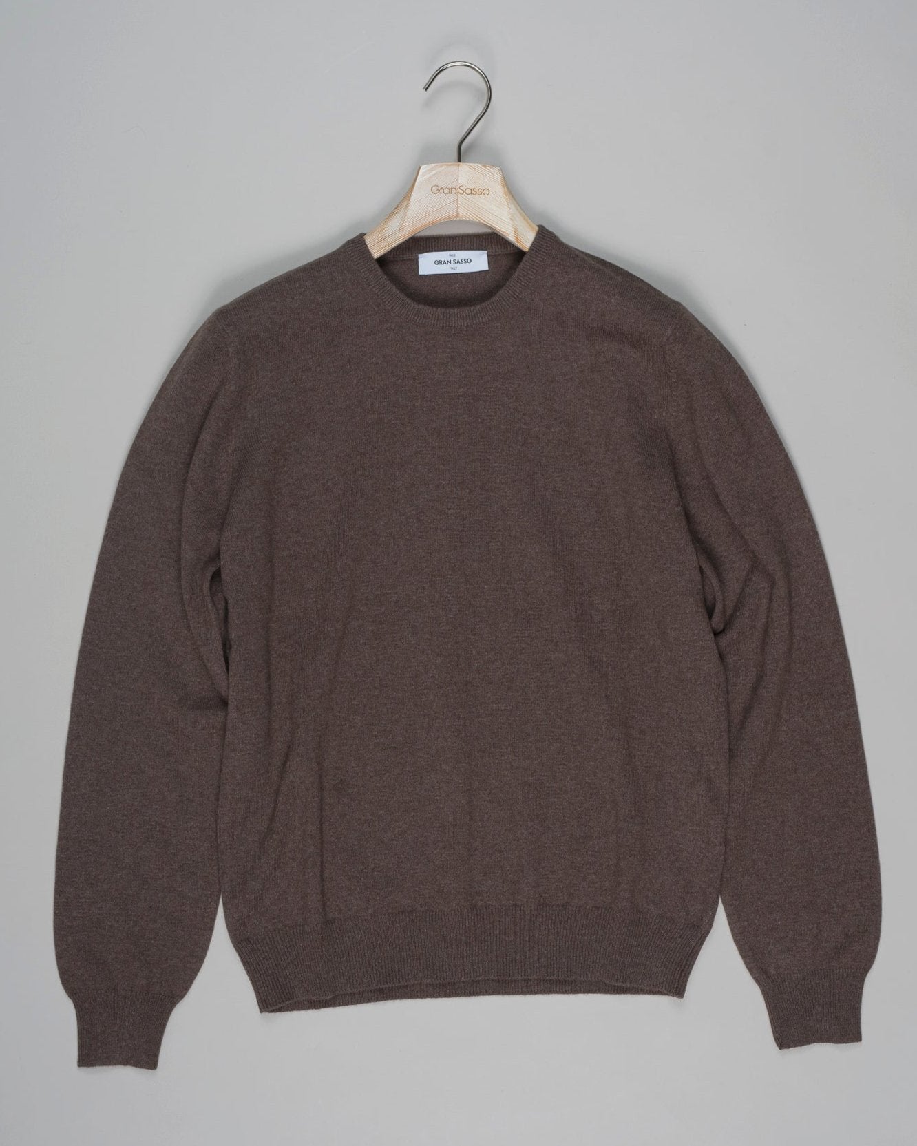 Article: 55159/19699
Color: 183 / Brown
Composition: 80% Virgin Wool 10% Cashmere 10% Viscose
Made in Italy Gran Sasso Wool & Cashmere Crew Neck / Brown
