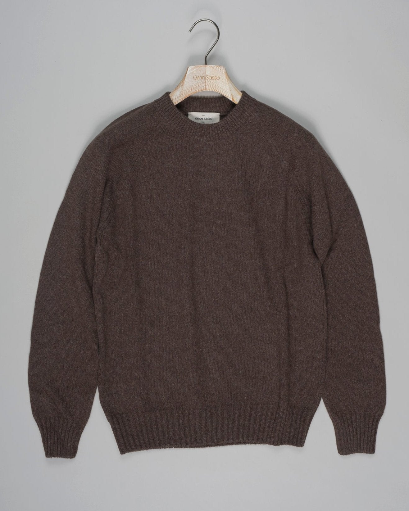 Article: 13185/15901
Color: 180 / Brown
Composition: 97% Cashmere 3% Virgin Wool
Made in Italy Gran Sasso Cashmere Raglan Knit / Brown