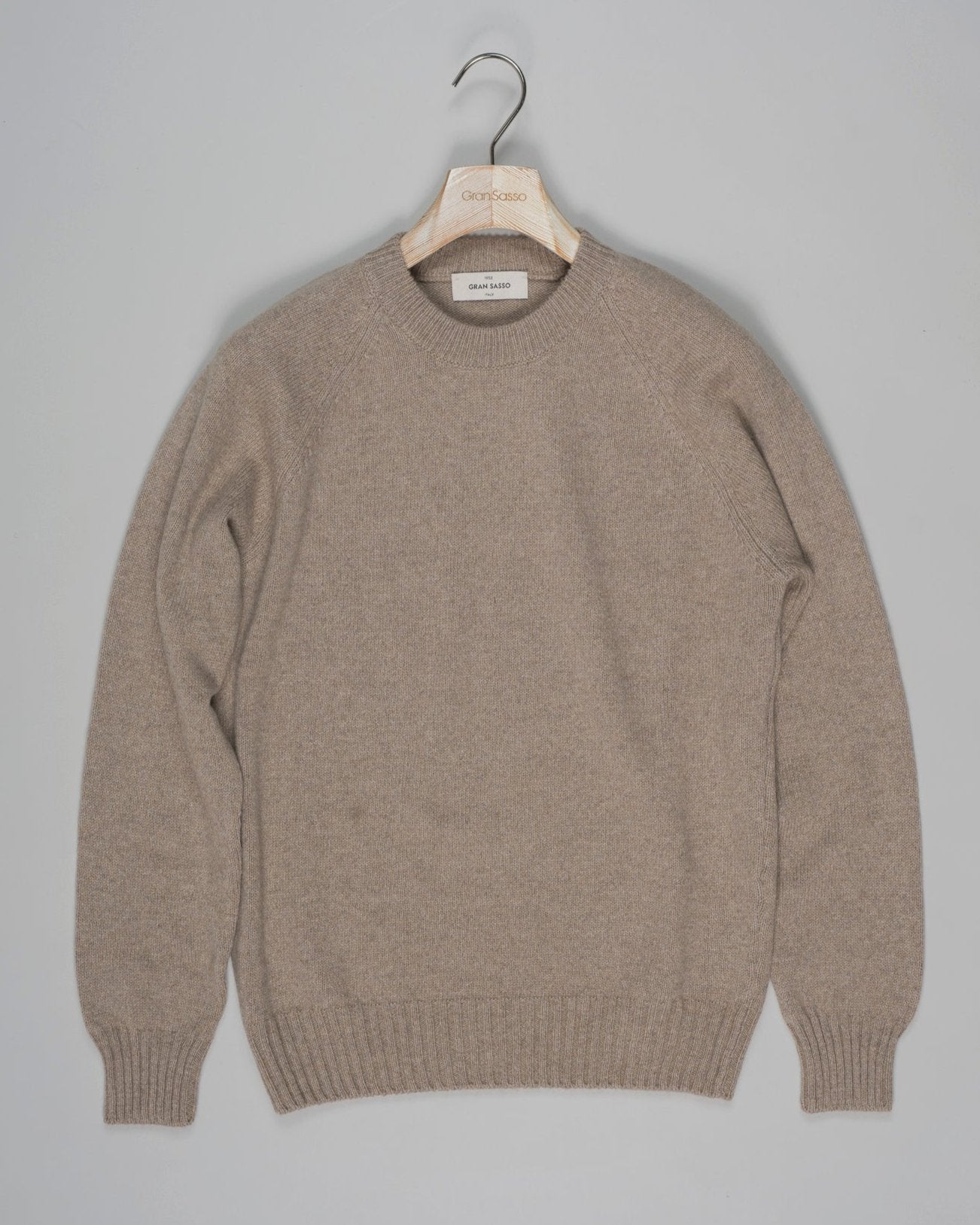 Article: 13185/15901
Color: 130 / Beige
Composition: 97% Cashmere 3% Virgin Wool
Made in Italy Gran Sasso Cashmere Raglan Knit / Beige