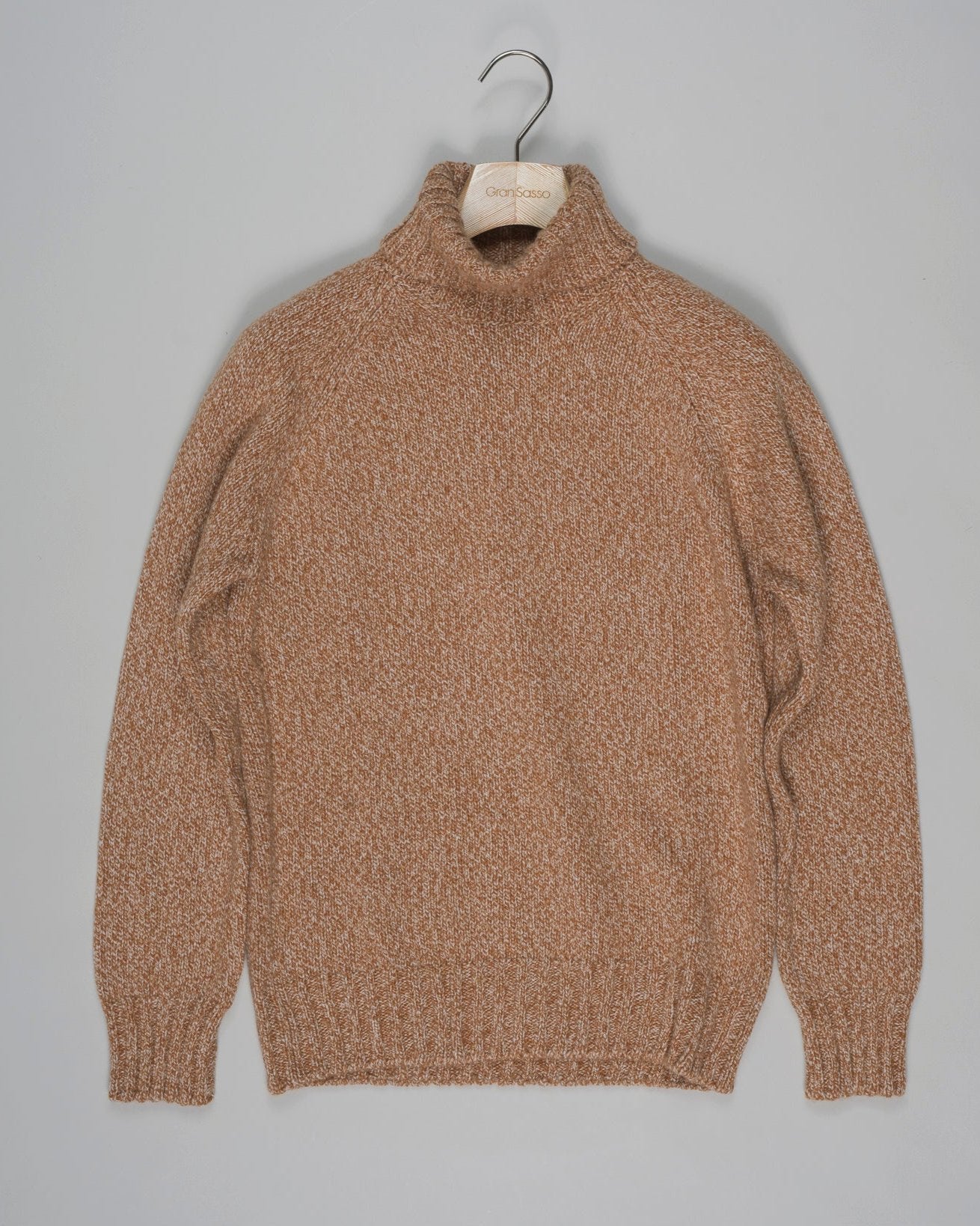 Article: 10182/15701
Color: 130 / Rust
Composition: 97% Cashmere 3% Virgin Wool
Made in Italy Gran Sasso Multitone Cashmere Roll Neck / Rust