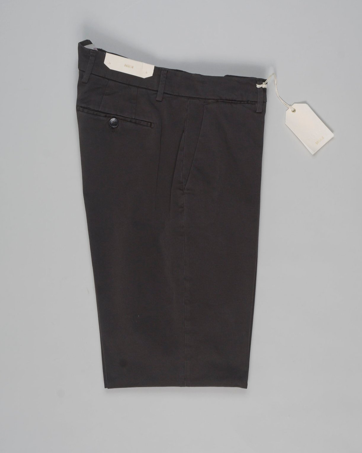 Article: 424009
Color: Dark Brown / 56
Composition: 97% Cotton 3% Elastan
Flat front
Slanted side pockets
Beltloops
Beautiful color and broken in look and feel achieved by Garment dying process
1/2 hem 17,5cm (Size 50)
Made in Naples, Italy Briglia Garment Dyed Chinos / Dark Brown