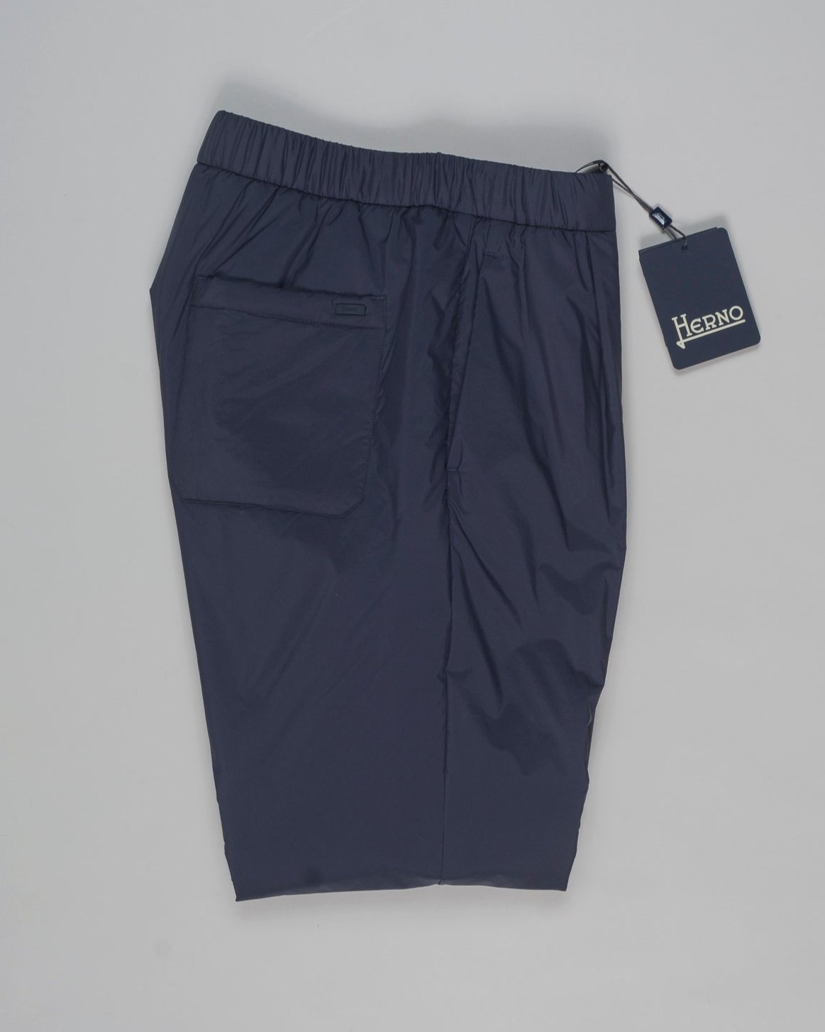 Light Insulated
Slanted side pockets
Welted back pockets
Zip fly
Drawstring waist
Article: PT000055U 12456Z
Color: Navy / 9202 Herno Light Insulated Trousers / Navy