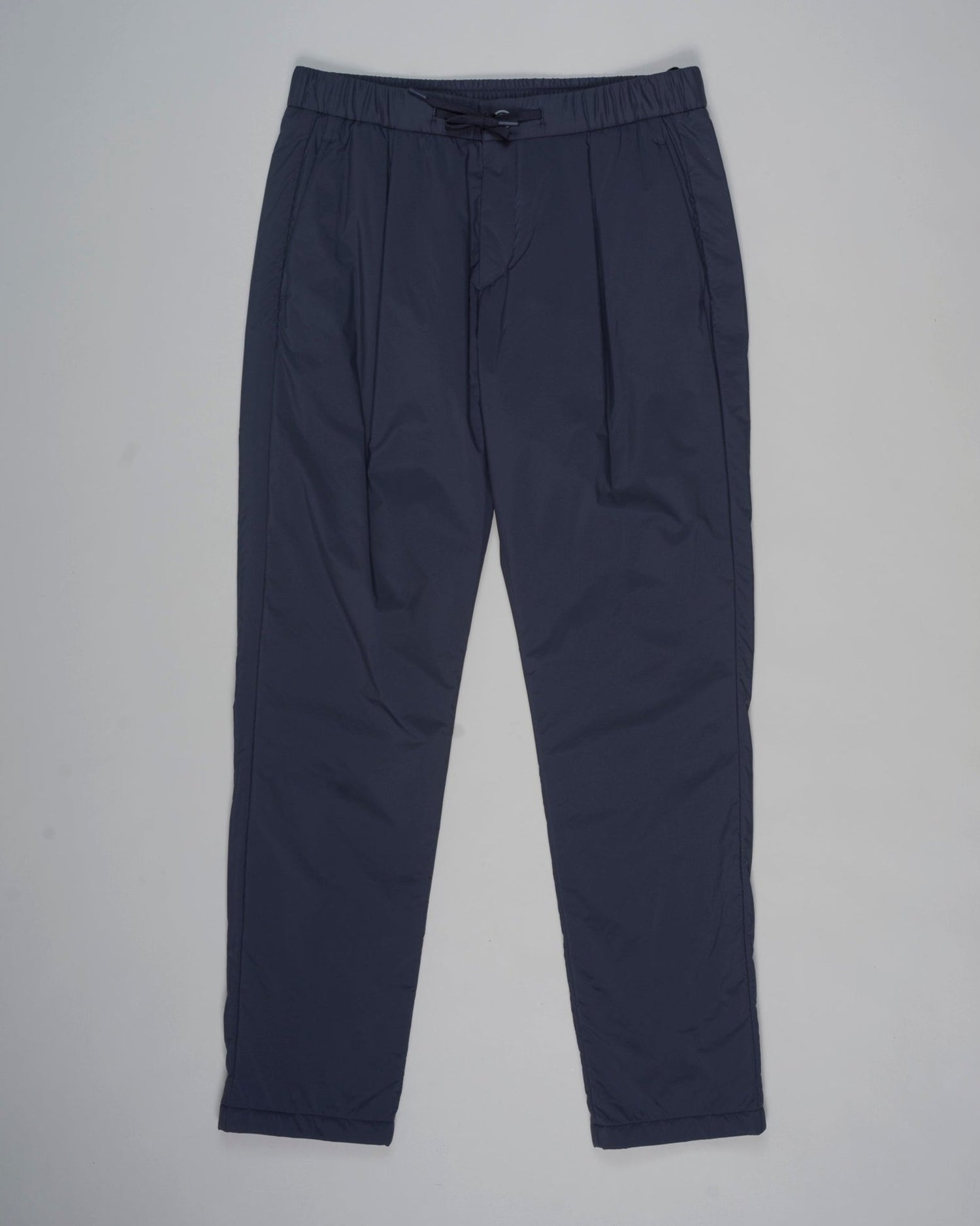 Light Insulated
Slanted side pockets
Welted back pockets
Zip fly
Drawstring waist
Article: PT000055U 12456Z
Color: Navy / 9202 Herno Light Insulated Trousers / Navy