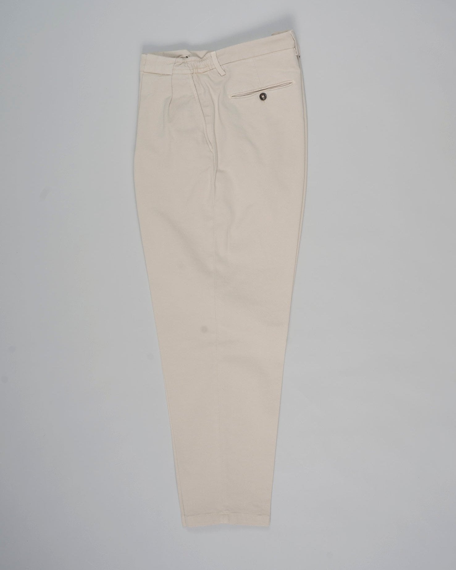 Article: 424180
Color: Ecru / 23
Composition: 98% Cotton 2% Elastan
Pleated front
Slanted side pockets
Beltloops
Beautiful color and broken in look and feel achieved by Garment dying process
Made in Naples, Italy Briglia Portobello Cotton Trousers / Ecru